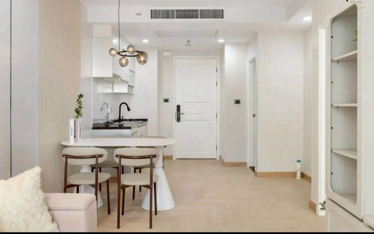 For SaleCondoRama9, Petchburi, RCA : Beautiful, angel-condition room! 🏠✨ Spacious living hall 🛋️, comfortable to live in every day 🌤️ Just bring your suitcase and move right in! 🧳✨