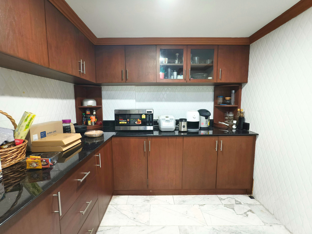 For SaleTownhomeRatchadapisek, Huaikwang, Suttisan : Twin house for sale, Supalai Ville Ratchada 32, width 10 meters, with bedroom on the ground floor. There is a maids room, parking for 4 cars, EV Charge, 4 bedrooms, 6 bathrooms, 51.5 sq m, next to a guardhouse.