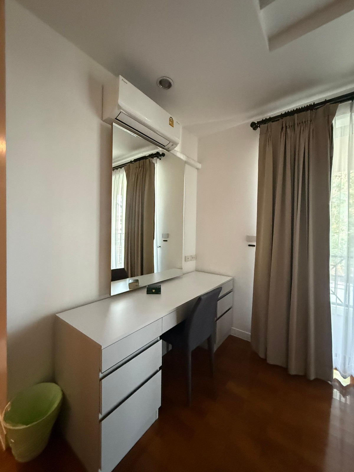 For RentHouseSukhumvit, Asoke, Thonglor : House for rent, House Pridi Phanomyong, 5 bedrooms, parking for up to 4-6 cars, near BTS Ekkamai-Thonglor.