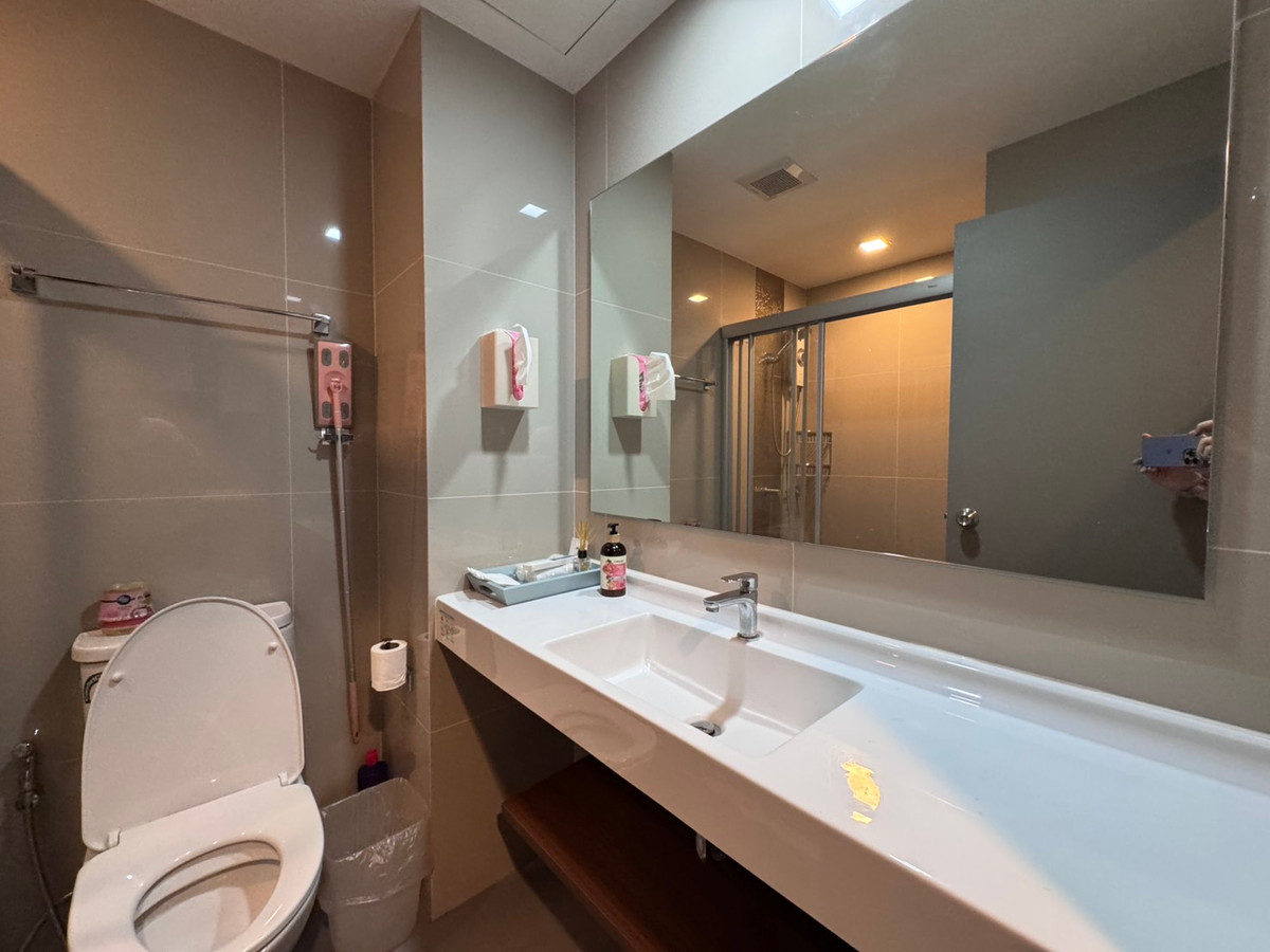 For RentCondoWongwianyai, Charoennakor : Ideo Sathorn, next to BTS Wongwian Yai, beautiful new room, open view, available and ready for rent. You can inquire.