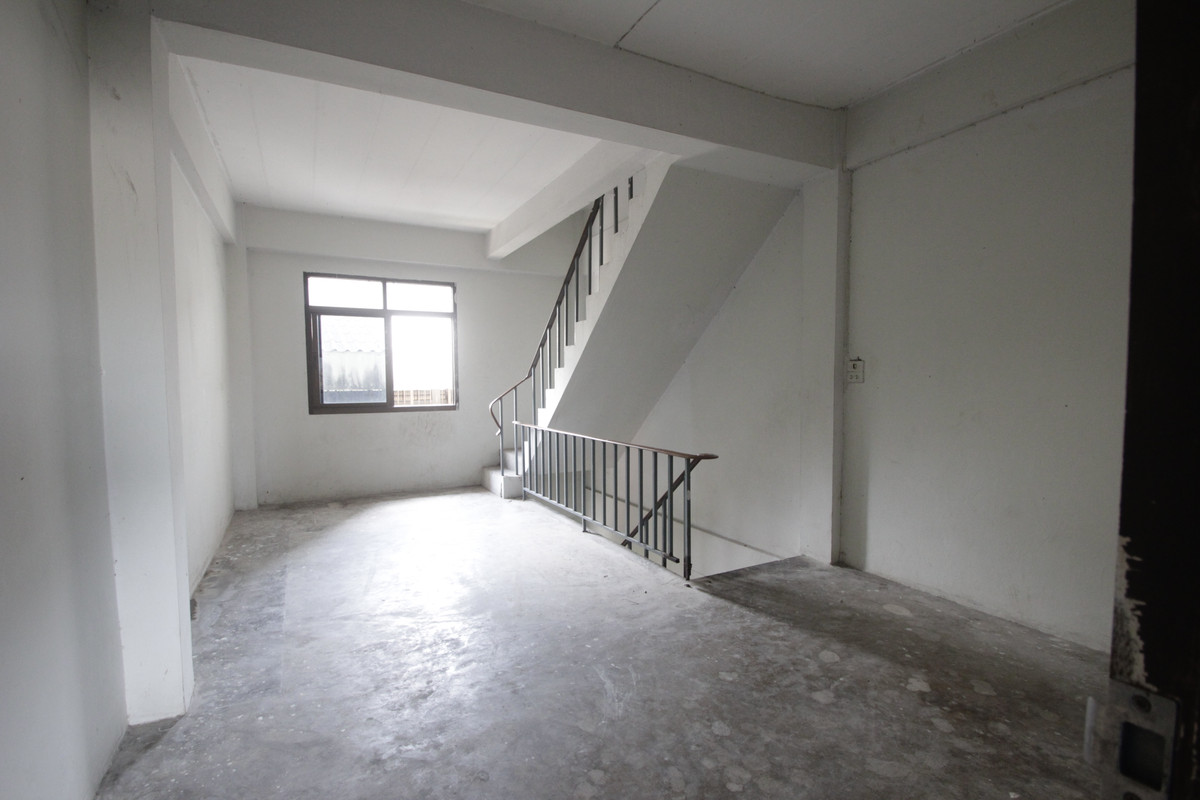 For SaleShop HouseRathburana, Suksawat : Suksawat shophouse, Pracha Uthit, Suksawat 2, Suksawat 64, Pracha Uthit 33, corner room, along the main road in front of the project. Suitable for living, trading, making an office, 3 floors, has a mezzanine, rooftop, near Bhumibol Bridge, price negotiabl