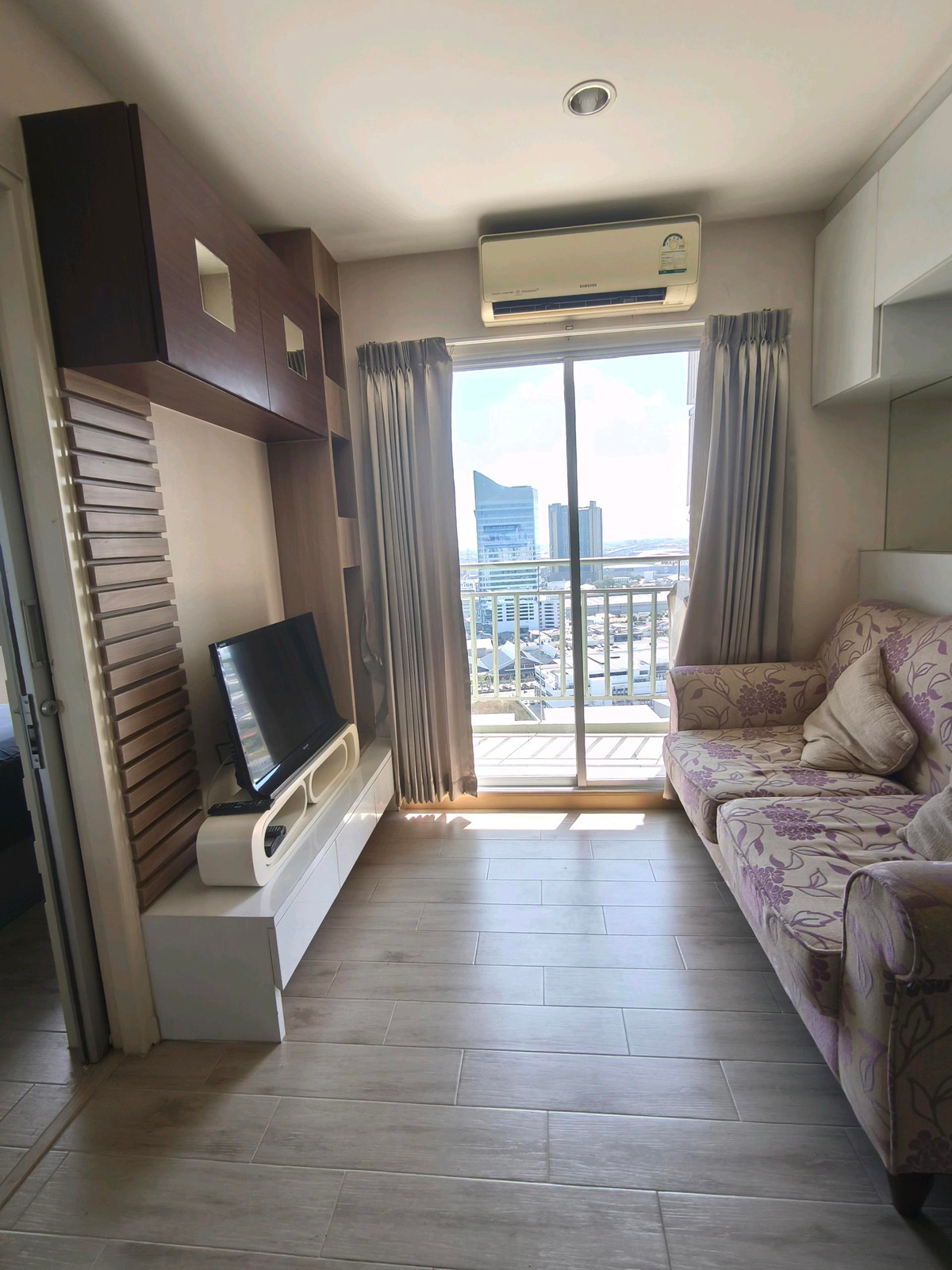 ให้เช่าคอนโดบางนา แบริ่ง ลาซาล : 📌ประกาศ หาผู้เช่า 💥FOR Rent Condo Lumpini Megacity Bangna
ให้เช่าคอนโด ลุมพินี เมกะซึ่ง บางนา

💢 Conner unit will hight floor 
💢 Good view  ... 
💢 Special type 


#คอนโดใกล้รถไฟฟ้า #เช่าคอนโด #apartmentforrent 
 #lumpinimegabangna  #คอนโดใกล้เมกะ 

