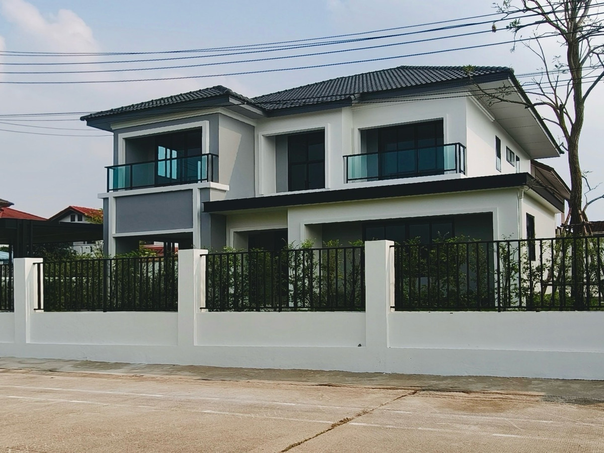 For SaleHouseNonthaburi, Bang Yai, Bangbuathong : Newly renovated house for sale Bang Bua Thong location (L&H), large detached house (corner house), ready to move in. Near Central Westgate