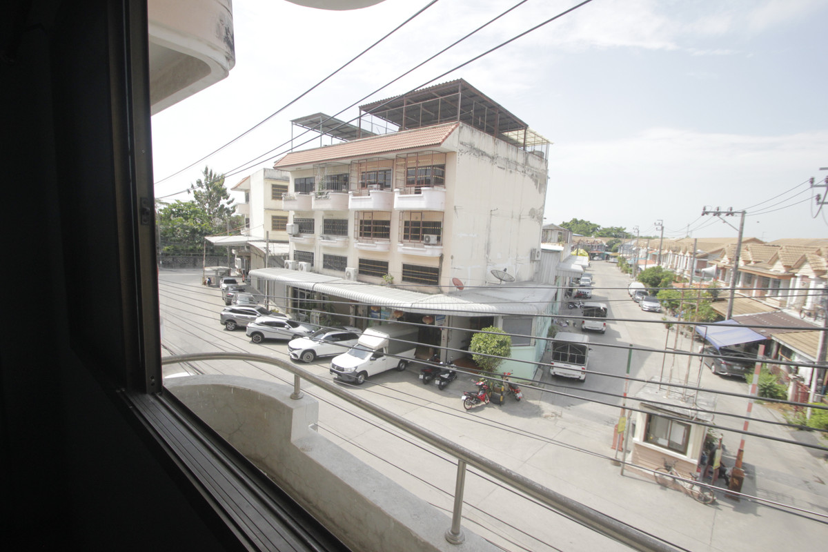 For SaleShop HouseRathburana, Suksawat : Suksawat shophouse, Pracha Uthit, Suksawat 2, Suksawat 64, Pracha Uthit 33, corner room, along the main road in front of the project. Suitable for living, trading, making an office, 3 floors, has a mezzanine, rooftop, near Bhumibol Bridge, price negotiabl