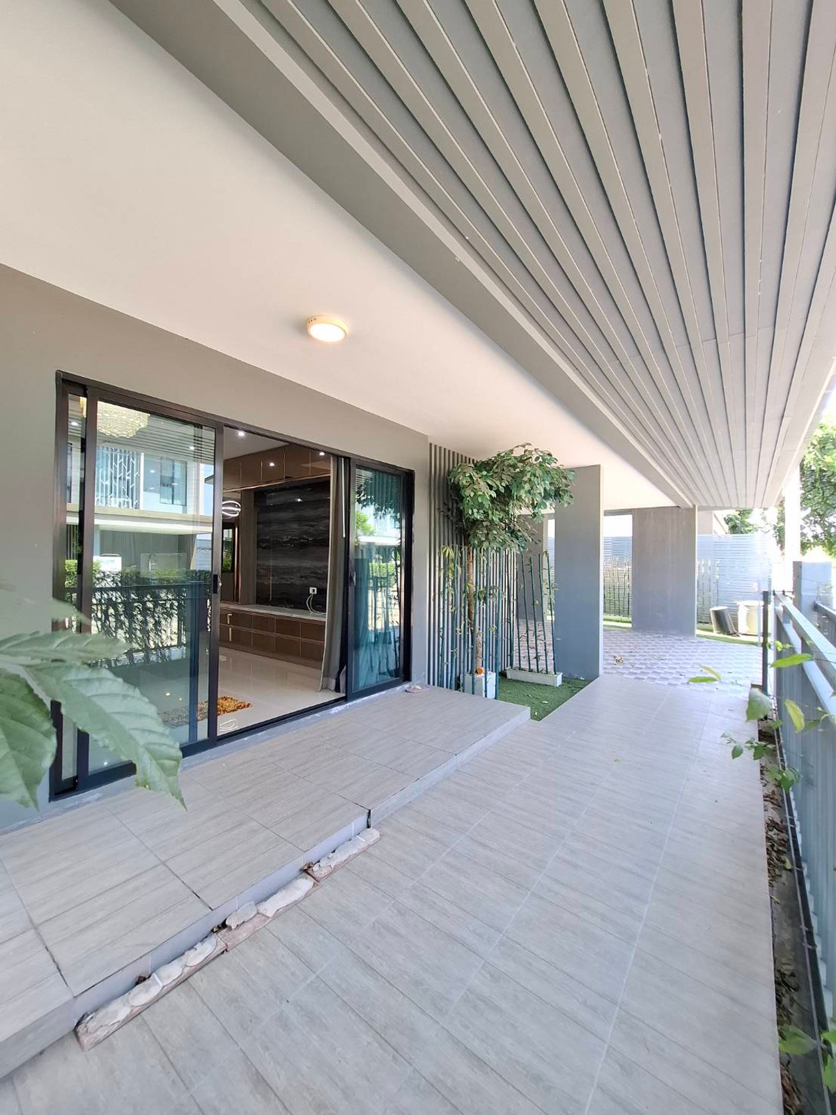 ขายบ้านปทุมธานี รังสิต ธรรมศาสตร์ : บ้านเดี่ยวคุ้มค่าเกินราคา หลังมุม ตกแต่งพร้อมอยู่  ติดถนนเลียบมอเตอร์เวย์ และ BTS ลำลูกกา(ในอนาคต) เดินทางง่ายสะดวกในทุกๆ วัน ที่ อีโค เฮ้าส์ วงแหวน-ลำลูกกา