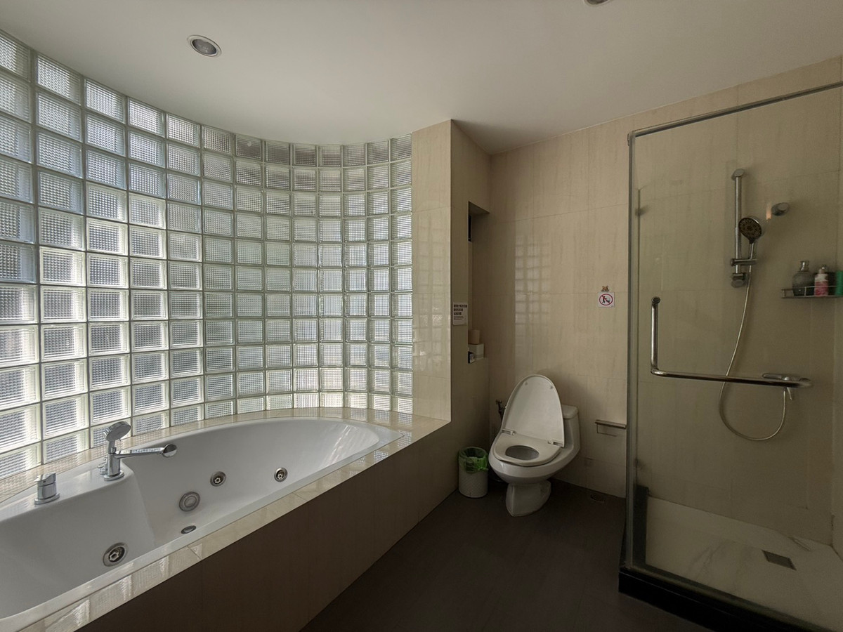 For RentHouseSukhumvit, Asoke, Thonglor : House for rent, House Pridi Phanomyong, 5 bedrooms, parking for up to 4-6 cars, near BTS Ekkamai-Thonglor.