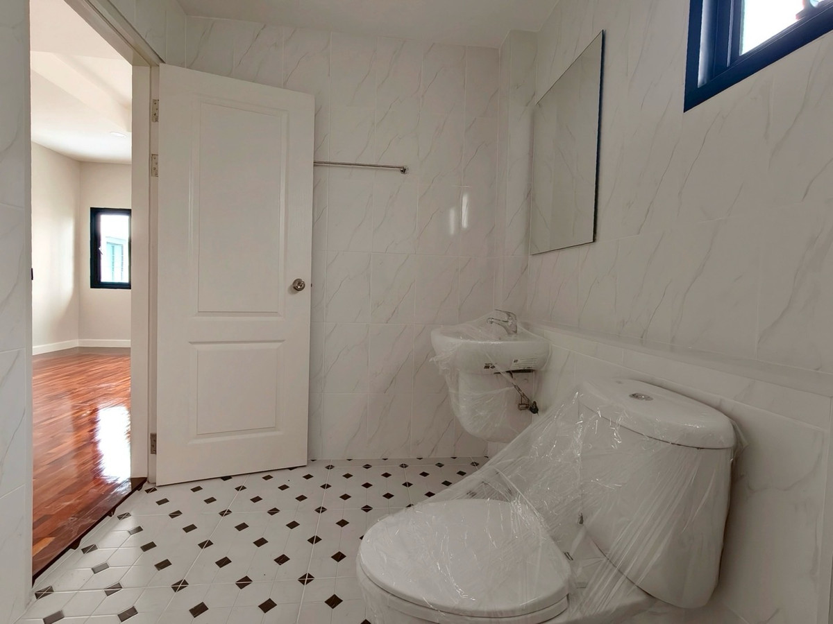 ขายบ้านรัตนาธิเบศร์ สนามบินน้ำ พระนั่งเกล้า : ขายบ้านรีโนเวทใหม่ หมู่บ้านธนาสิริ รัตนาธิเบศร์ บ้านเดี่ยว 2 ชั้น (หลังมุม) ติดถนนรัตนาธิเบศร์ ใกล้รถไฟฟ้าสายสีม่วง สถานีบางรักใหญ่ และทางด่วนศรีรัช สภาพพร้อมเข้าอยู่