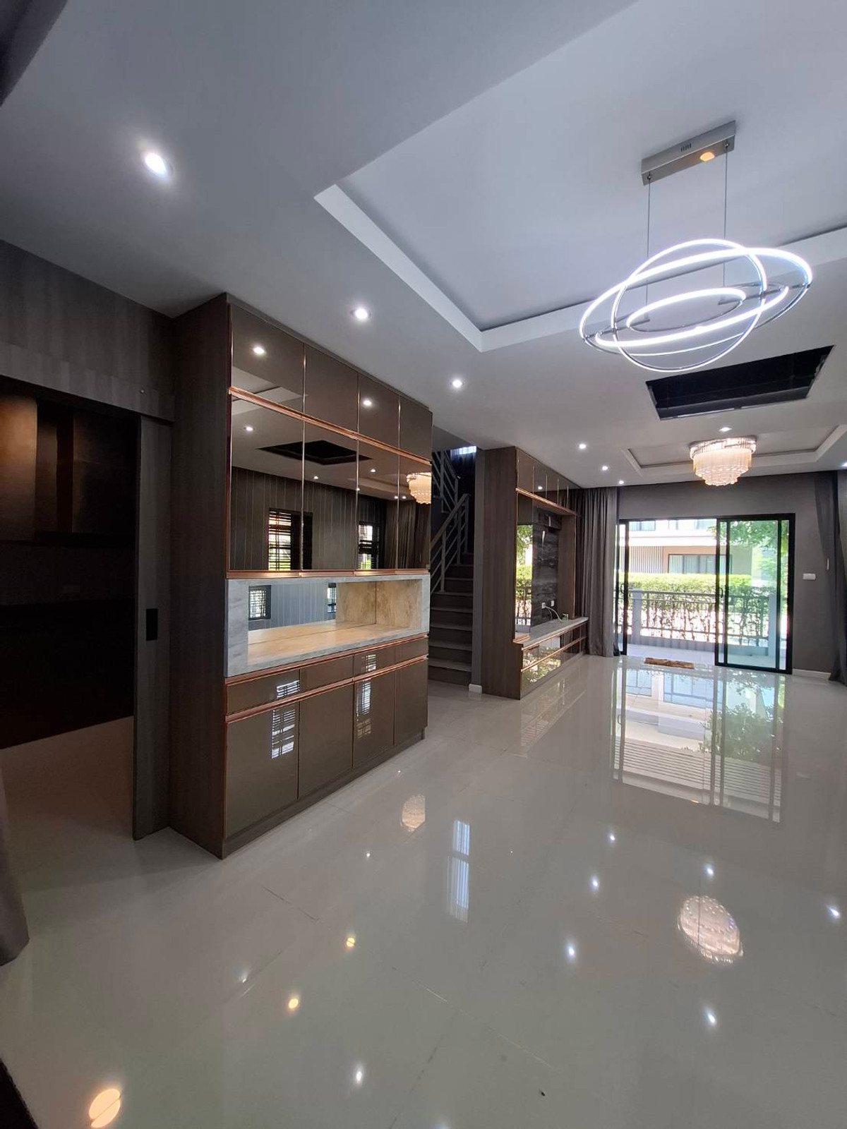 ขายบ้านปทุมธานี รังสิต ธรรมศาสตร์ : บ้านเดี่ยวคุ้มค่าเกินราคา หลังมุม ตกแต่งพร้อมอยู่  ติดถนนเลียบมอเตอร์เวย์ และ BTS ลำลูกกา(ในอนาคต) เดินทางง่ายสะดวกในทุกๆ วัน ที่ อีโค เฮ้าส์ วงแหวน-ลำลูกกา