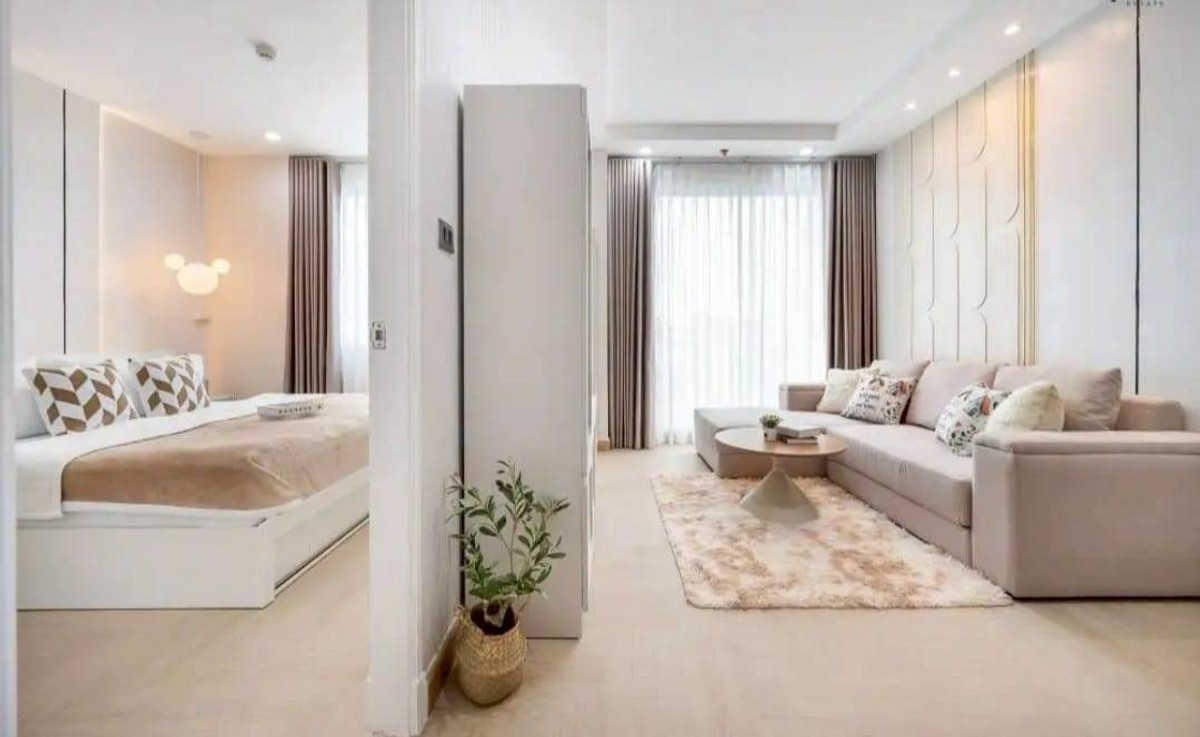 For SaleCondoRama9, Petchburi, RCA : Beautiful, angel-condition room! 🏠✨ Spacious living hall 🛋️, comfortable to live in every day 🌤️ Just bring your suitcase and move right in! 🧳✨