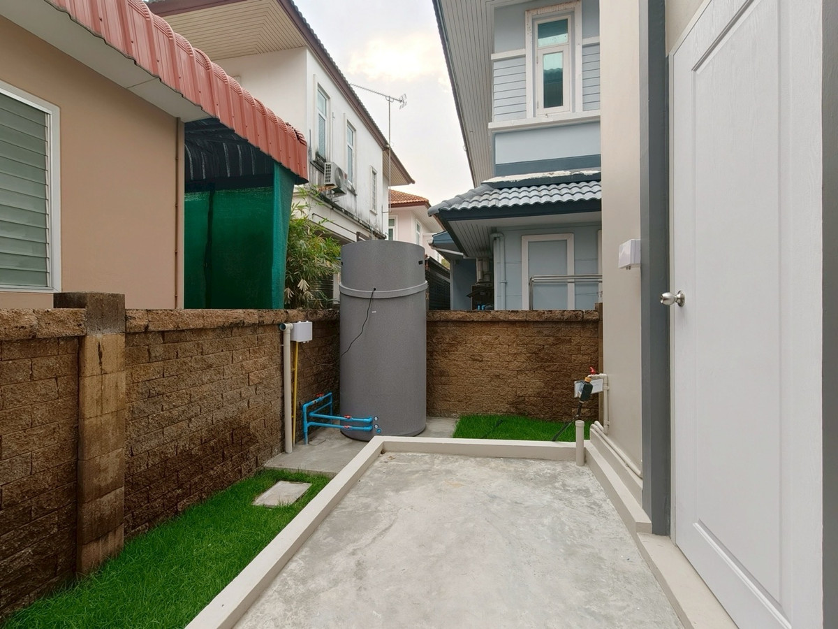 ขายบ้านรัตนาธิเบศร์ สนามบินน้ำ พระนั่งเกล้า : ขายบ้านรีโนเวทใหม่ หมู่บ้านธนาสิริ รัตนาธิเบศร์ บ้านเดี่ยว 2 ชั้น (หลังมุม) ติดถนนรัตนาธิเบศร์ ใกล้รถไฟฟ้าสายสีม่วง สถานีบางรักใหญ่ และทางด่วนศรีรัช สภาพพร้อมเข้าอยู่