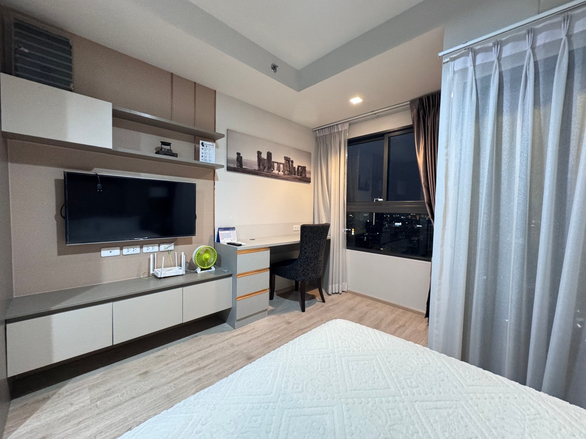 For RentCondoWongwianyai, Charoennakor : Ideo Sathorn, next to BTS Wongwian Yai, beautiful new room, open view, available and ready for rent. You can inquire.