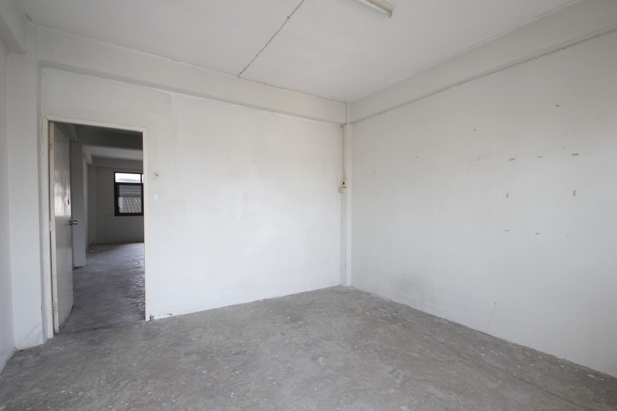 For SaleShop HouseRathburana, Suksawat : Suksawat shophouse, Pracha Uthit, Suksawat 2, Suksawat 64, Pracha Uthit 33, corner room, along the main road in front of the project. Suitable for living, trading, making an office, 3 floors, has a mezzanine, rooftop, near Bhumibol Bridge, price negotiabl