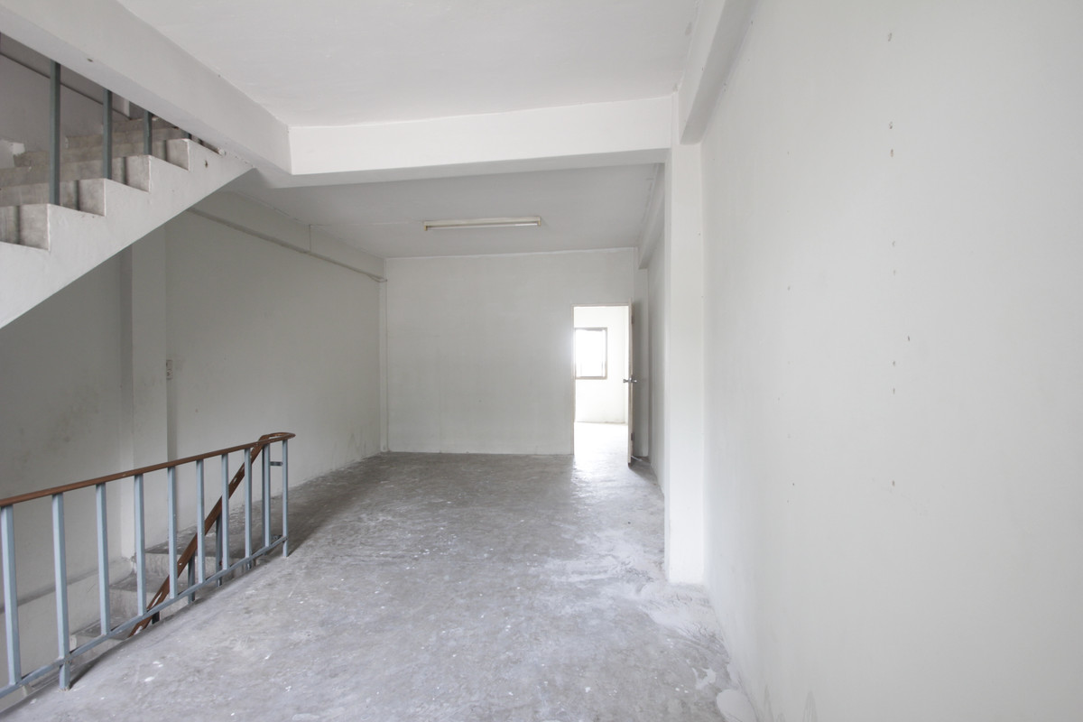 For SaleShop HouseRathburana, Suksawat : Suksawat shophouse, Pracha Uthit, Suksawat 2, Suksawat 64, Pracha Uthit 33, corner room, along the main road in front of the project. Suitable for living, trading, making an office, 3 floors, has a mezzanine, rooftop, near Bhumibol Bridge, price negotiabl