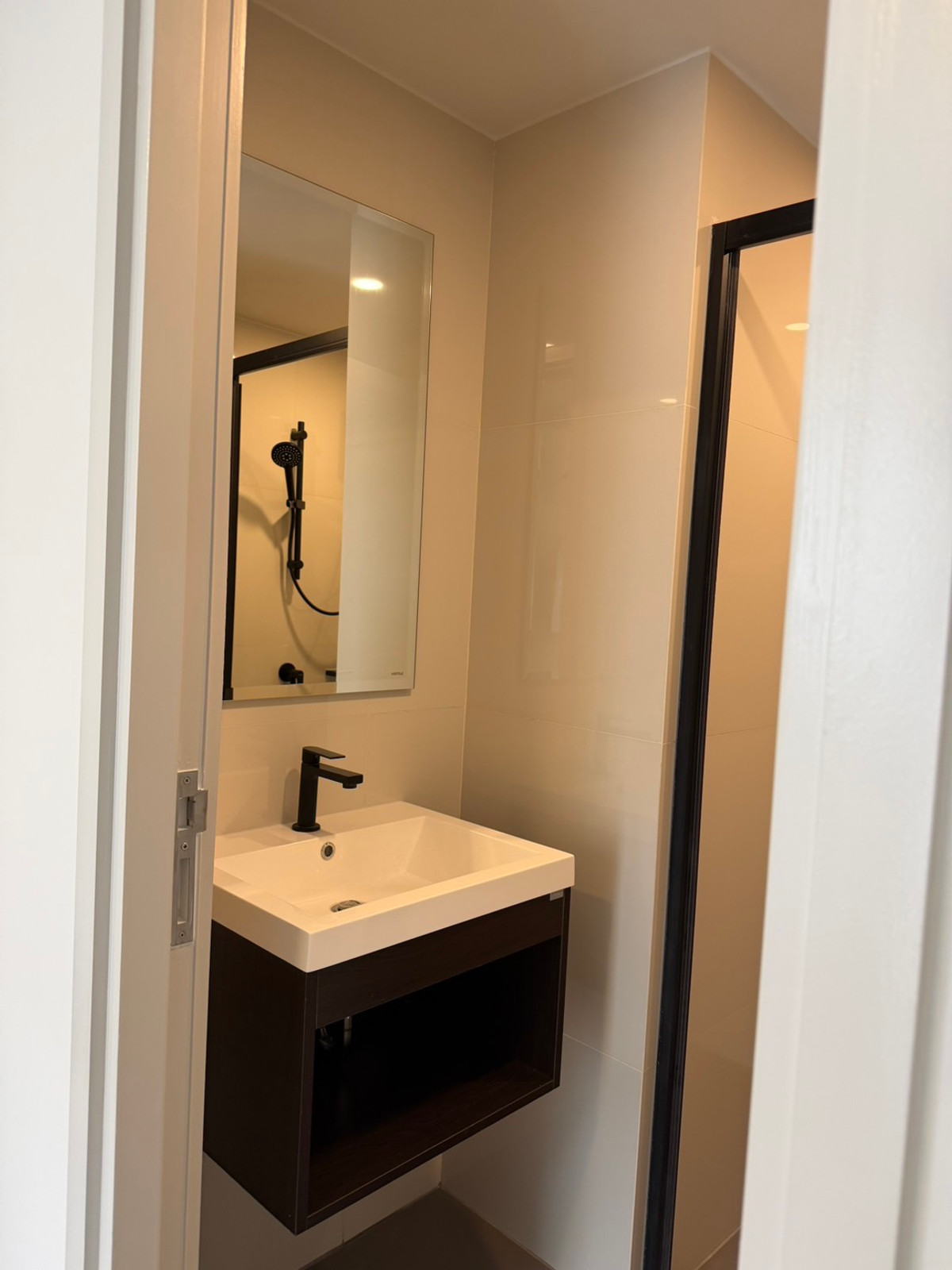 For RentCondoRatchadapisek, Huaikwang, Suttisan : Quintara Mhy Gen | Studio 23.64 sq.m. | 13,000 THB/mo | Near MRT Huai Khwang | Sliding Kitchen Divider