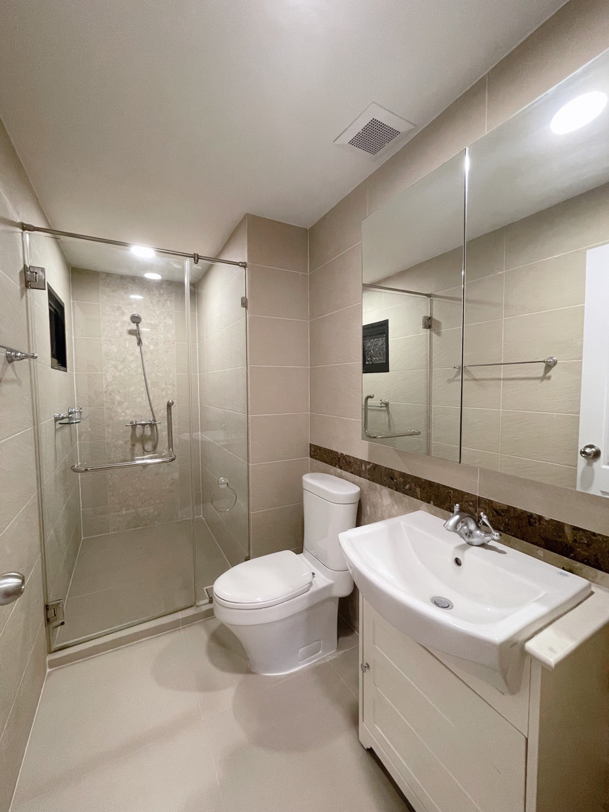 CondoLadprao, Central Ladprao : Sell with tenant til July 26
Condo for rent/sale, Lat Phrao-Phahon Yothin area, The Crest Park Residences, upper floor of the building, Panorama Bangkok view, very beautiful.