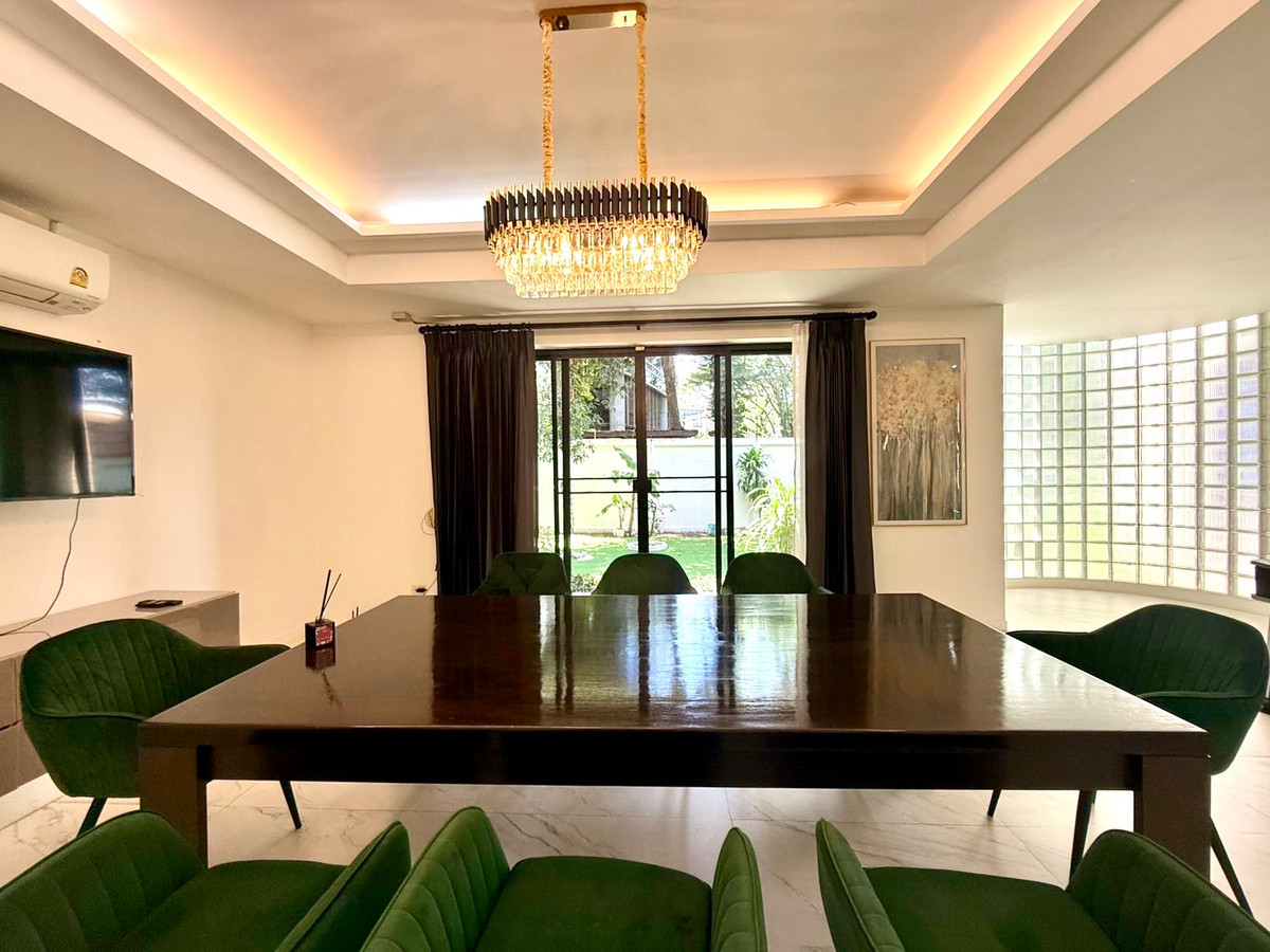 For RentHouseSukhumvit, Asoke, Thonglor : House for rent, House Pridi Phanomyong, 5 bedrooms, parking for up to 4-6 cars, near BTS Ekkamai-Thonglor.