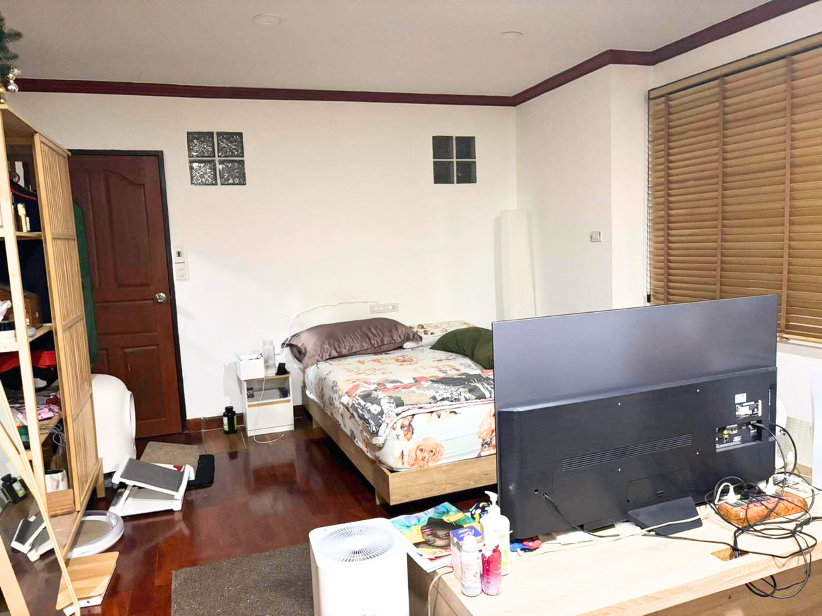 For SaleTownhomeRatchadapisek, Huaikwang, Suttisan : Twin house for sale, Supalai Ville Ratchada 32, width 10 meters, with bedroom on the ground floor. There is a maids room, parking for 4 cars, EV Charge, 4 bedrooms, 6 bathrooms, 51.5 sq m, next to a guardhouse.