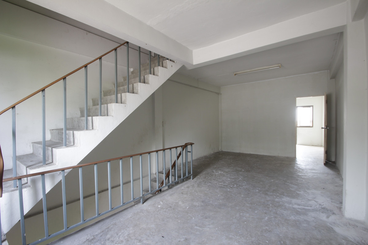 For SaleShop HouseRathburana, Suksawat : Suksawat shophouse, Pracha Uthit, Suksawat 2, Suksawat 64, Pracha Uthit 33, corner room, along the main road in front of the project. Suitable for living, trading, making an office, 3 floors, has a mezzanine, rooftop, near Bhumibol Bridge, price negotiabl