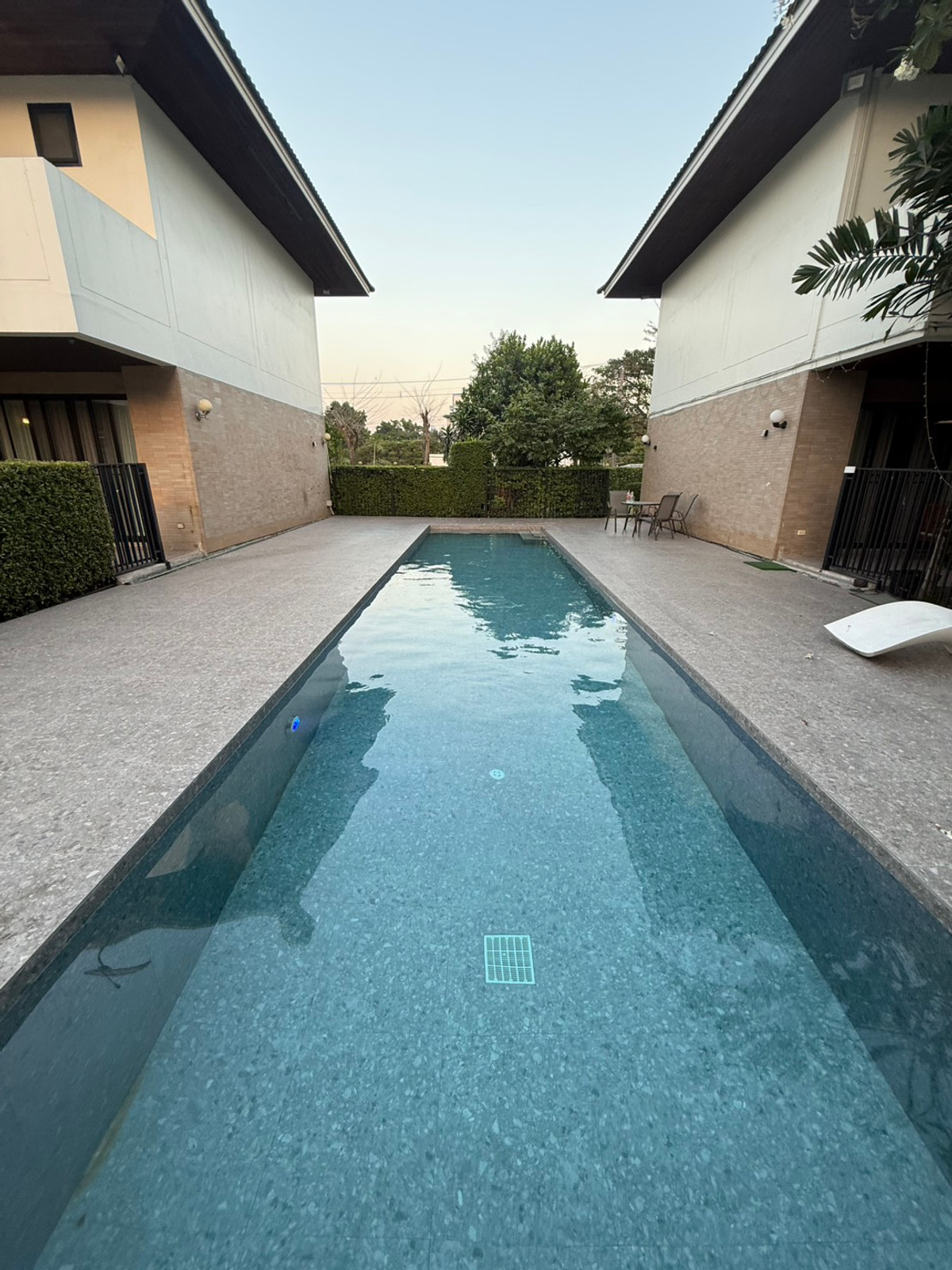 For RentHouseSukhumvit, Asoke, Thonglor : House for rent, House Pridi Phanomyong, 5 bedrooms, parking for up to 4-6 cars, near BTS Ekkamai-Thonglor.