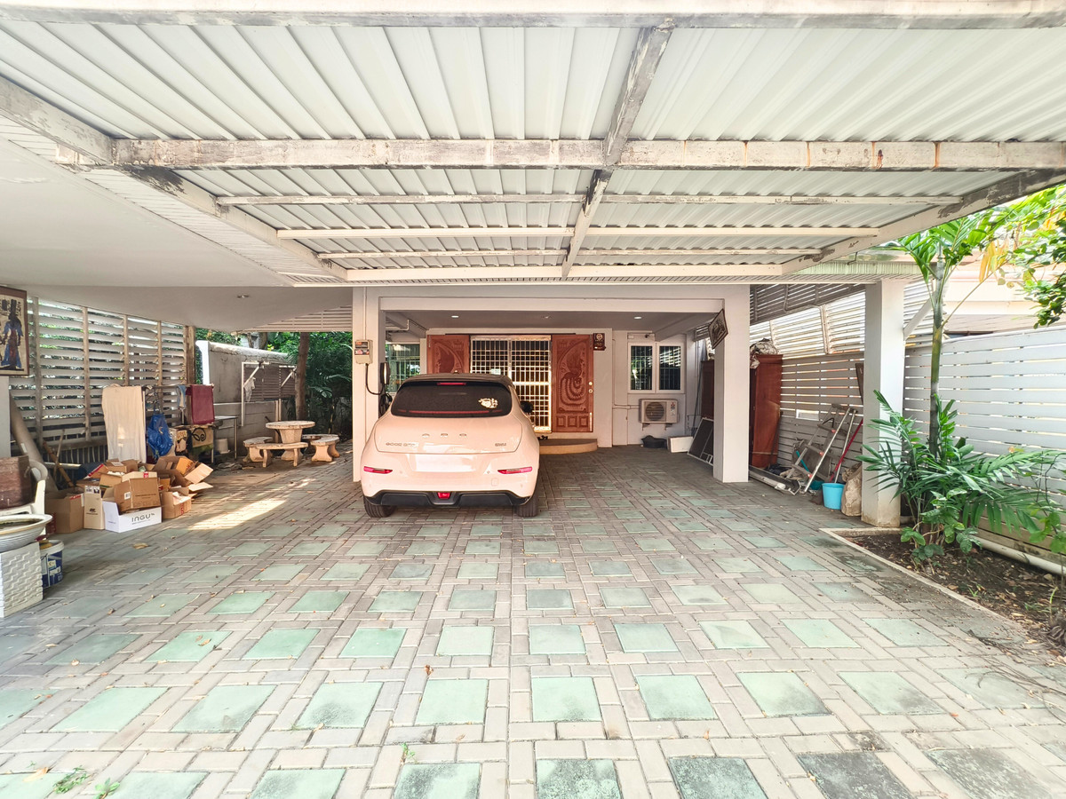 For SaleTownhomeRatchadapisek, Huaikwang, Suttisan : Twin house for sale, Supalai Ville Ratchada 32, width 10 meters, with bedroom on the ground floor. There is a maids room, parking for 4 cars, EV Charge, 4 bedrooms, 6 bathrooms, 51.5 sq m, next to a guardhouse.