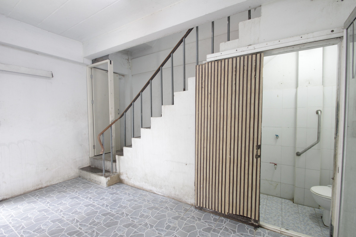 For SaleShop HouseRathburana, Suksawat : Suksawat shophouse, Pracha Uthit, Suksawat 2, Suksawat 64, Pracha Uthit 33, corner room, along the main road in front of the project. Suitable for living, trading, making an office, 3 floors, has a mezzanine, rooftop, near Bhumibol Bridge, price negotiabl