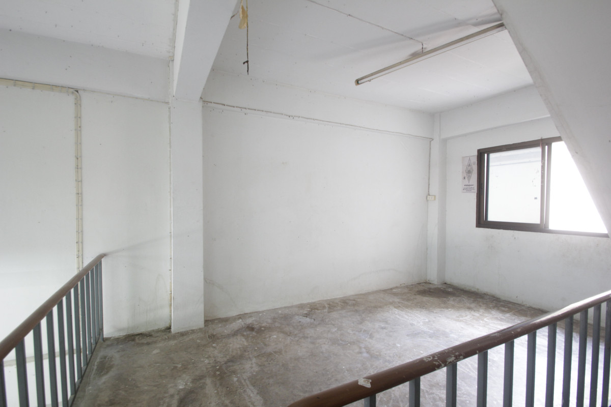 For SaleShop HouseRathburana, Suksawat : Suksawat shophouse, Pracha Uthit, Suksawat 2, Suksawat 64, Pracha Uthit 33, corner room, along the main road in front of the project. Suitable for living, trading, making an office, 3 floors, has a mezzanine, rooftop, near Bhumibol Bridge, price negotiabl