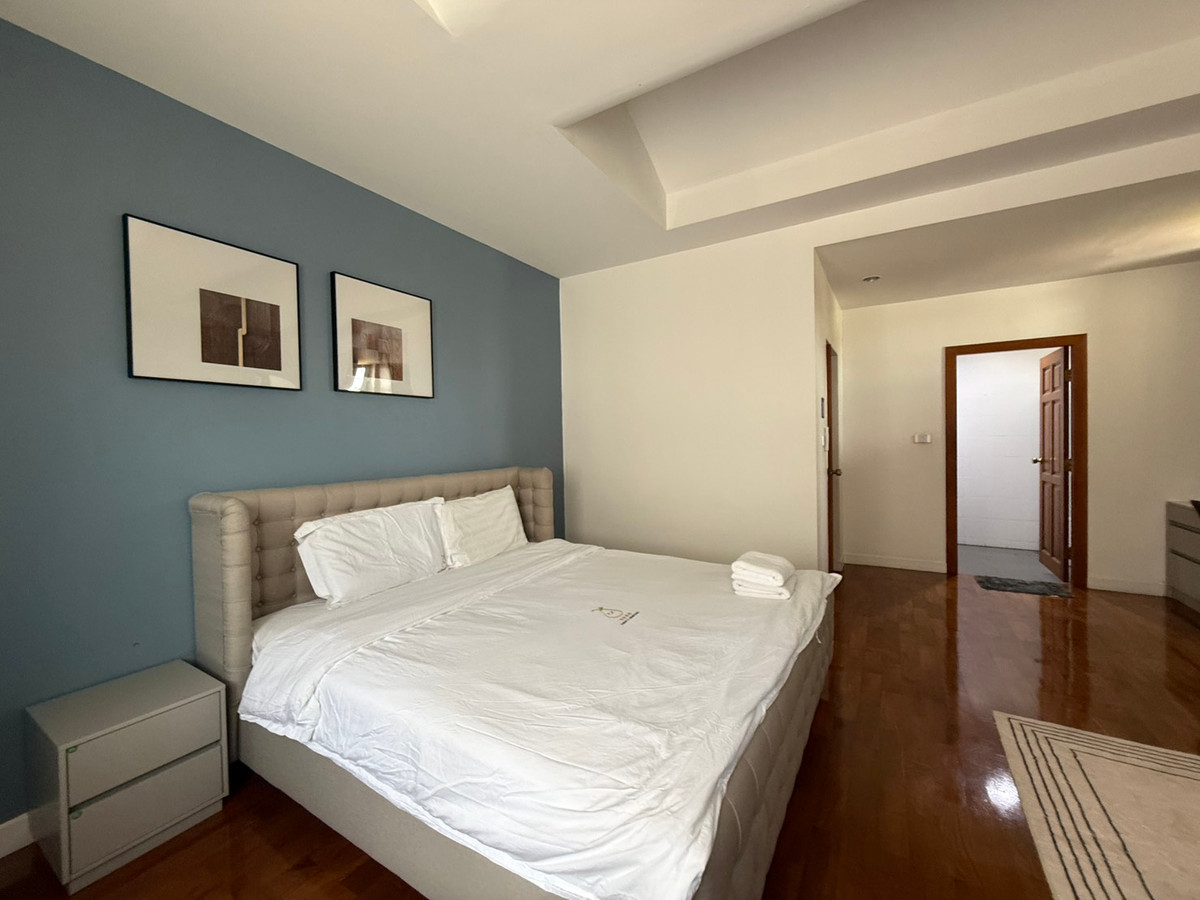 For RentHouseSukhumvit, Asoke, Thonglor : House for rent, House Pridi Phanomyong, 5 bedrooms, parking for up to 4-6 cars, near BTS Ekkamai-Thonglor.