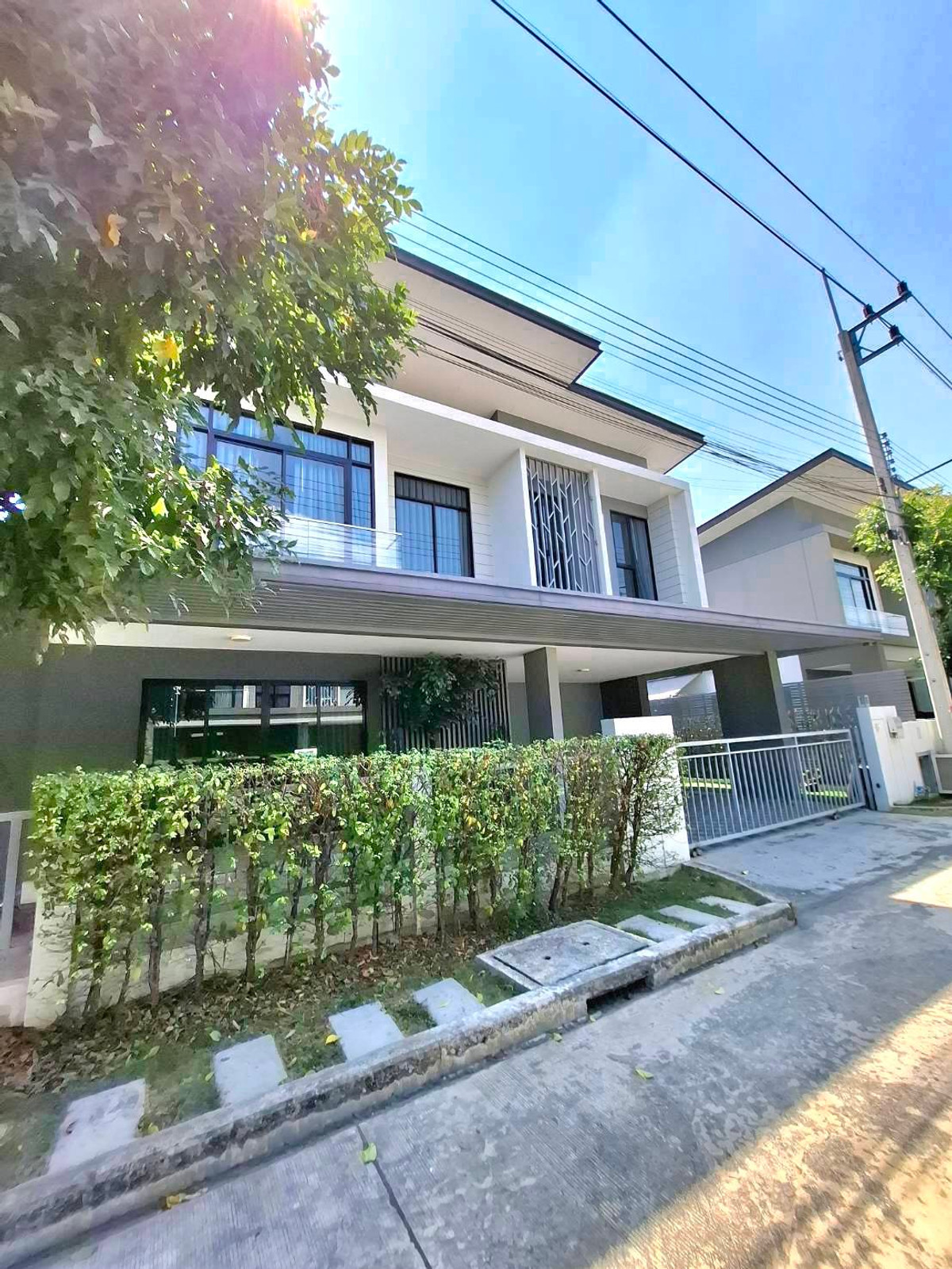 ขายบ้านปทุมธานี รังสิต ธรรมศาสตร์ : บ้านเดี่ยวคุ้มค่าเกินราคา หลังมุม ตกแต่งพร้อมอยู่  ติดถนนเลียบมอเตอร์เวย์ และ BTS ลำลูกกา(ในอนาคต) เดินทางง่ายสะดวกในทุกๆ วัน ที่ อีโค เฮ้าส์ วงแหวน-ลำลูกกา