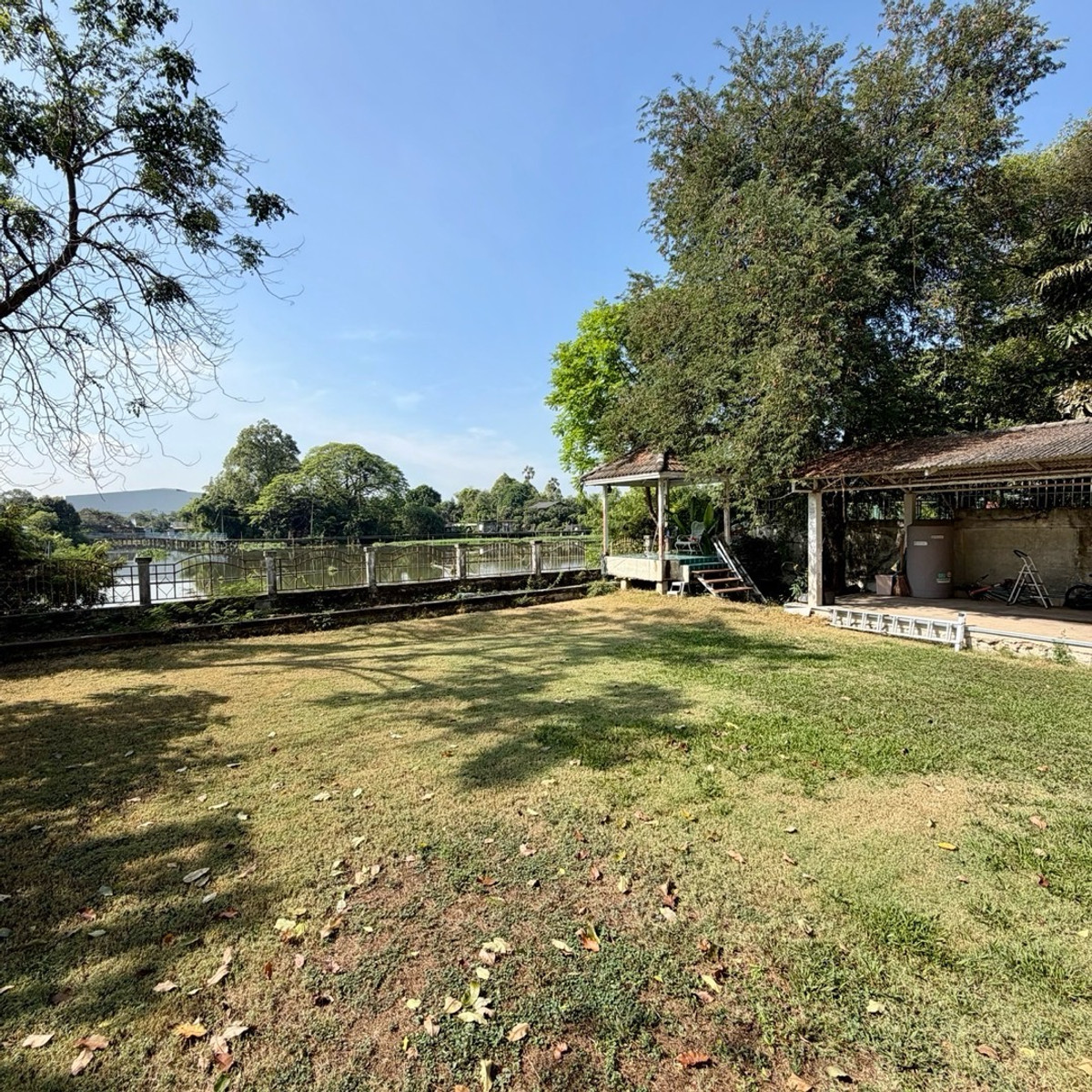 For SaleHousePathum Thani,Rangsit, Thammasat : Single house for sale, Maneerin Lake & Lagoon, Zone B, next to a canal approximately 115 meters wide.