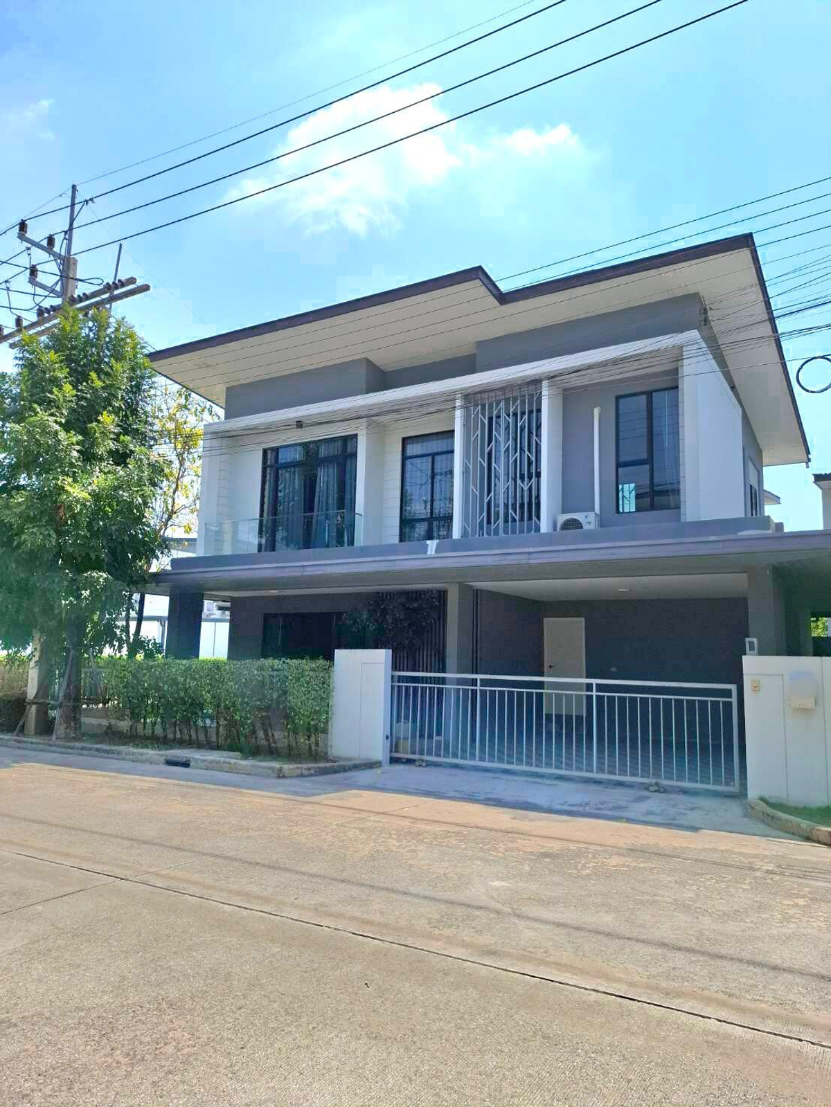 ขายบ้านปทุมธานี รังสิต ธรรมศาสตร์ : ดีไหม..ซื้อบ้านเดี่ยวหลังมุม ✨ ราคานี้หาไม่ได้แล้วน้า  ได้ของแถม เฟอร์นิเจอร์ ตกแต่ง ต่อเติม พร้อมอยู่ ติดถนนเลียบมอเตอร์เวย์ และ BTS ลำลูกกา(ในอนาคต) เดินทางง่ายสะดวกในทุกๆ วัน ที่ อีโค เฮ้าส์ วงแหวน-ลำลูกกา