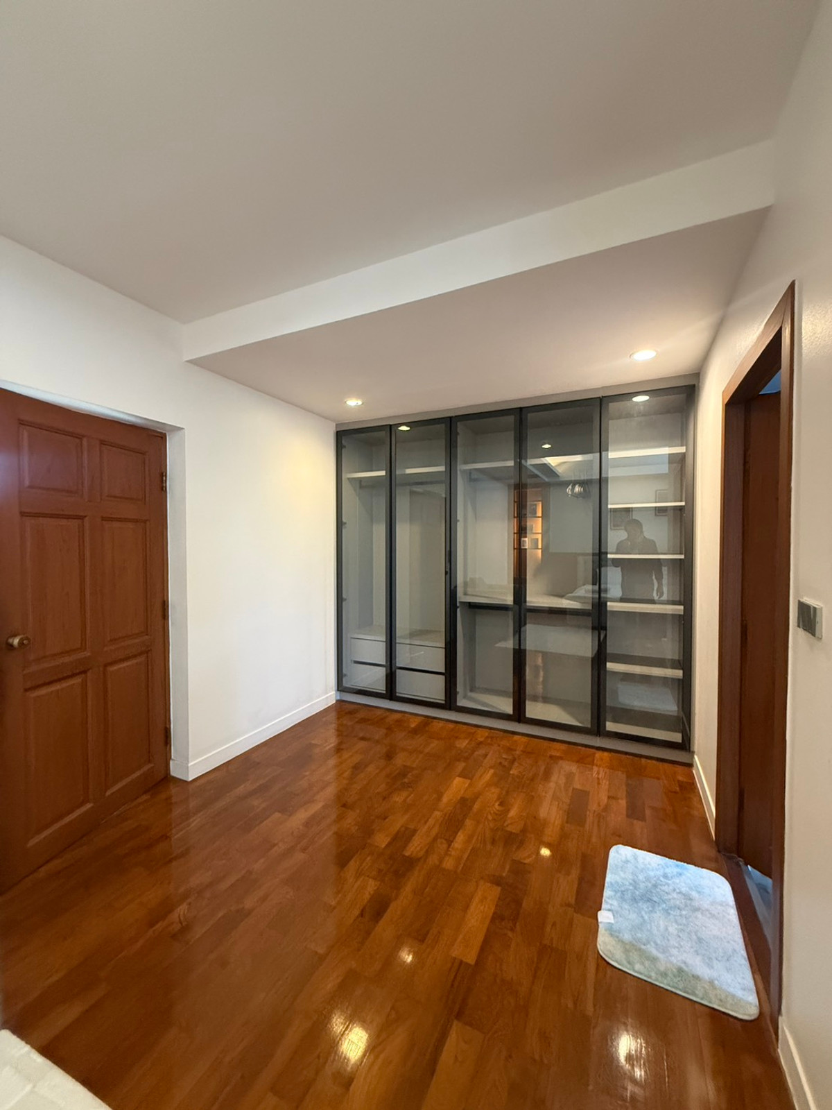 For RentHouseSukhumvit, Asoke, Thonglor : House for rent, House Pridi Phanomyong, 5 bedrooms, parking for up to 4-6 cars, near BTS Ekkamai-Thonglor.