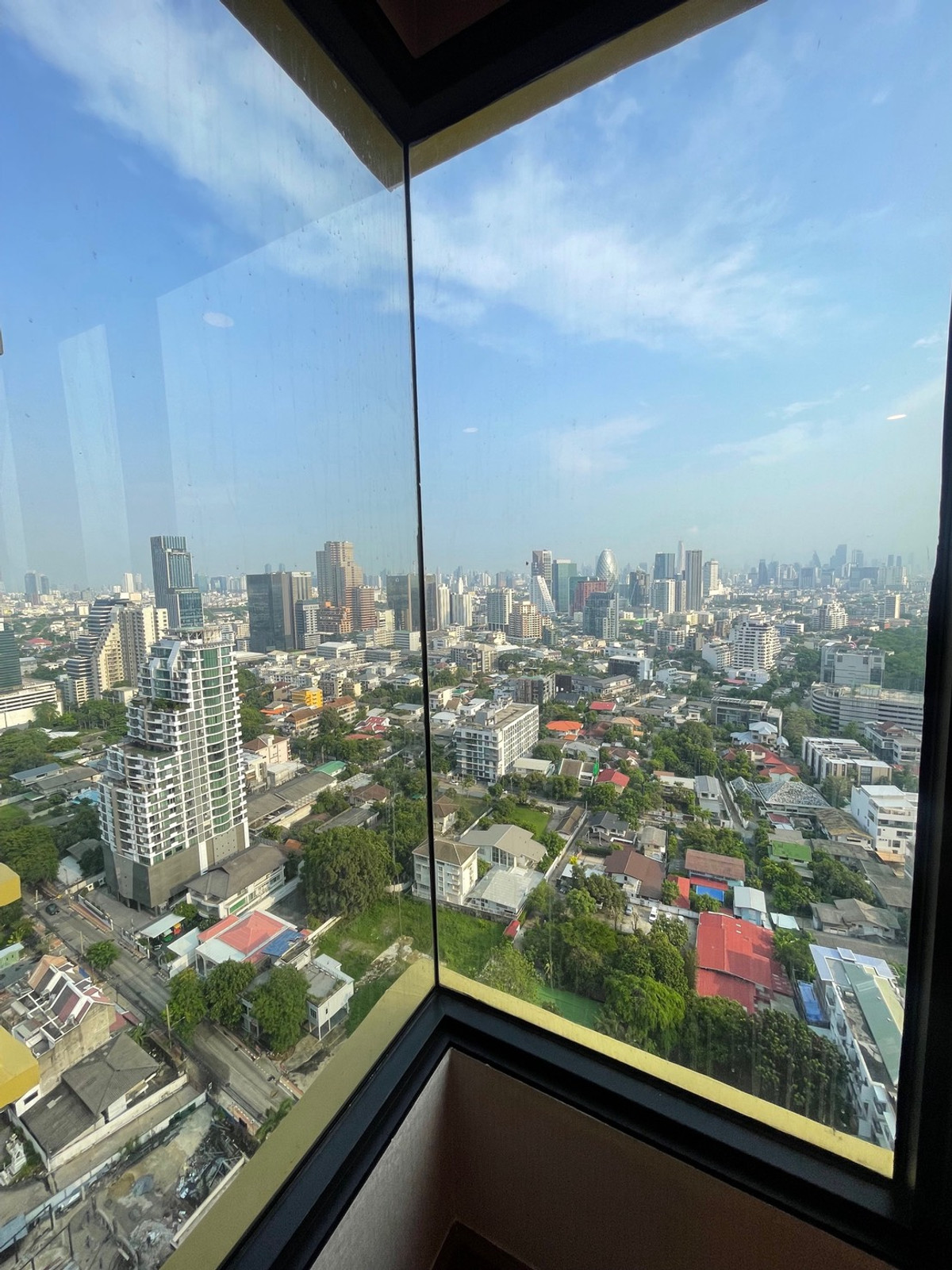 CondoLadprao, Central Ladprao : Sell with tenant til July 26
Condo for rent/sale, Lat Phrao-Phahon Yothin area, The Crest Park Residences, upper floor of the building, Panorama Bangkok view, very beautiful.