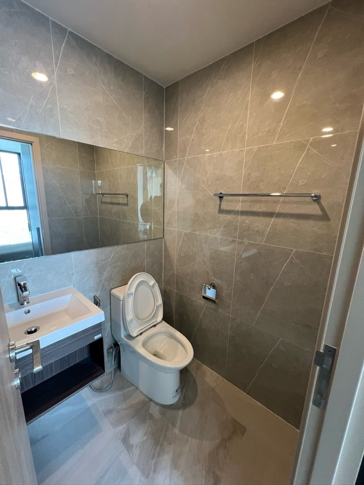 ให้เช่าคอนโดพระราม 9 เพชรบุรีตัดใหม่ RCA : ห้องใหม่ เพิ่งแต่งเสร็จ 🔥Nue district R9🔥 ตึก N ขนาด 30 ตรม ปล่อยเช่า 23,000฿  วิวเซ็นทรัลพระราม 9 สนใจนัดชมได้เลย 064-6696546 มินนี่   เบอร์นี้แอทไลน์ได้เลยค่ะ