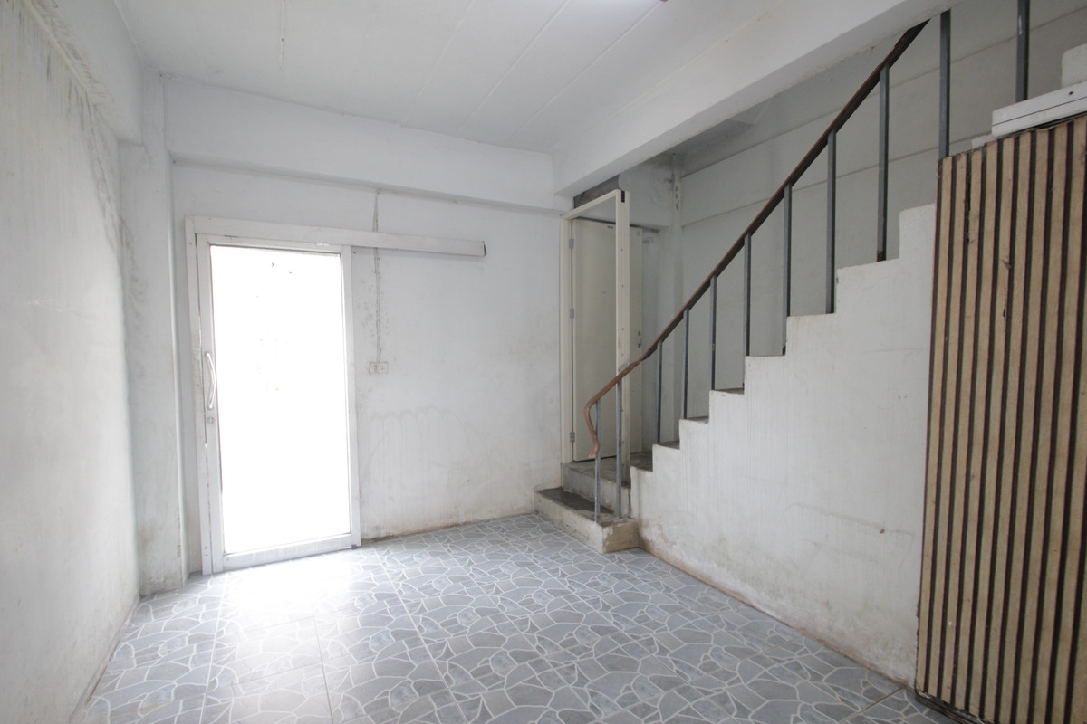 For SaleShop HouseRathburana, Suksawat : Suksawat shophouse, Pracha Uthit, Suksawat 2, Suksawat 64, Pracha Uthit 33, corner room, along the main road in front of the project. Suitable for living, trading, making an office, 3 floors, has a mezzanine, rooftop, near Bhumibol Bridge, price negotiabl