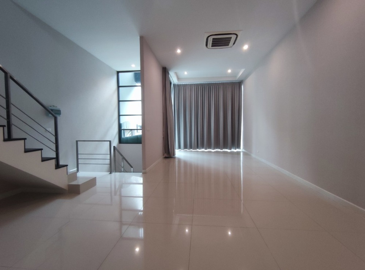 For RentHouseSukhumvit, Asoke, Thonglor : House for rent, Park Lane Ekamai, 4 floors, 3 bedrooms, near BTS Ekamai, near Gateway Ekamai.