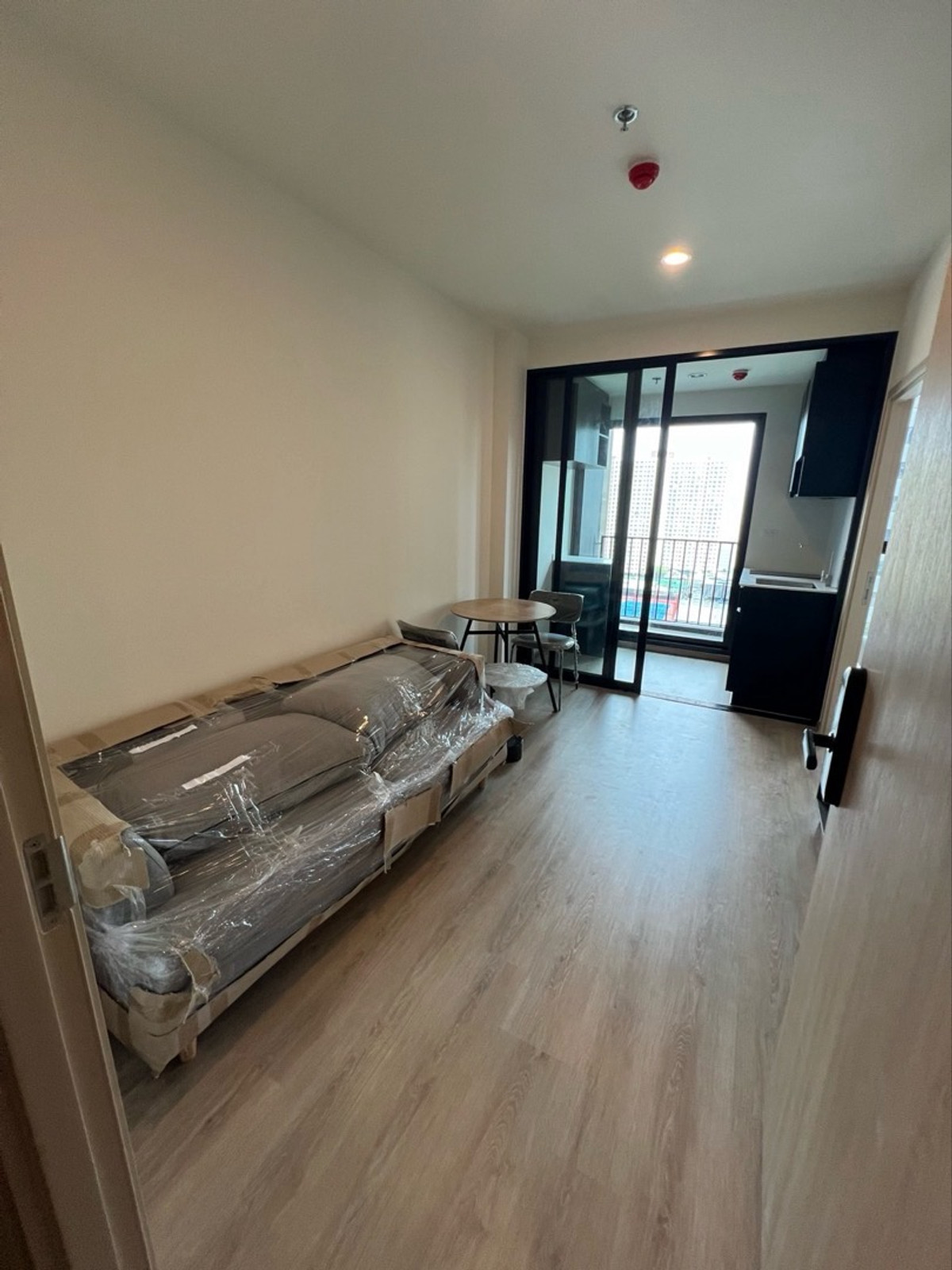 ให้เช่าคอนโดพระราม 9 เพชรบุรีตัดใหม่ RCA : ห้องใหม่ เพิ่งแต่งเสร็จ 🔥Nue district R9🔥 ตึก N ขนาด 30 ตรม ปล่อยเช่า 23,000฿  วิวเซ็นทรัลพระราม 9 สนใจนัดชมได้เลย 064-6696546 มินนี่   เบอร์นี้แอทไลน์ได้เลยค่ะ