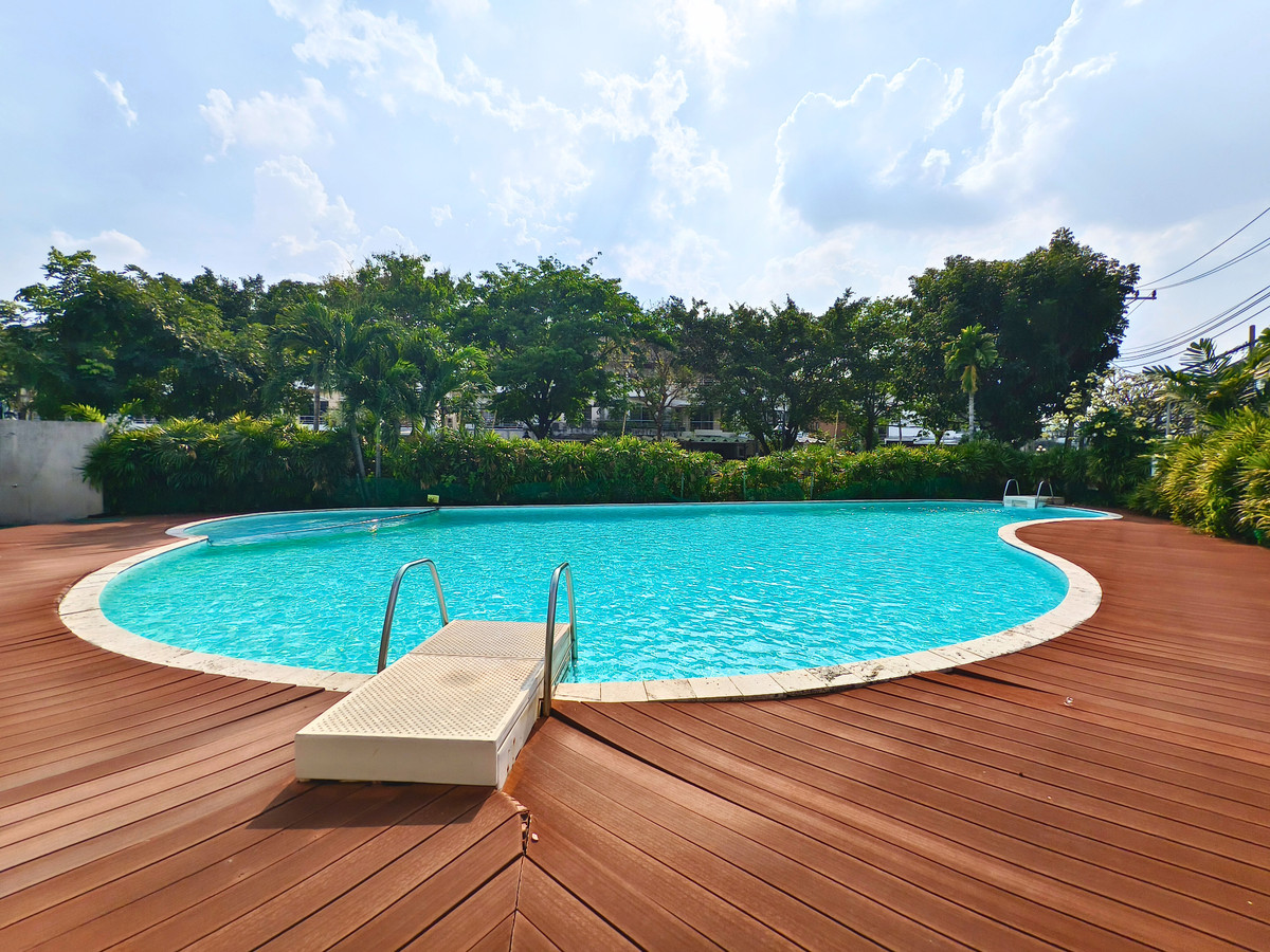 For SaleTownhomeRatchadapisek, Huaikwang, Suttisan : Twin house for sale, Supalai Ville Ratchada 32, width 10 meters, with bedroom on the ground floor. There is a maids room, parking for 4 cars, EV Charge, 4 bedrooms, 6 bathrooms, 51.5 sq m, next to a guardhouse.