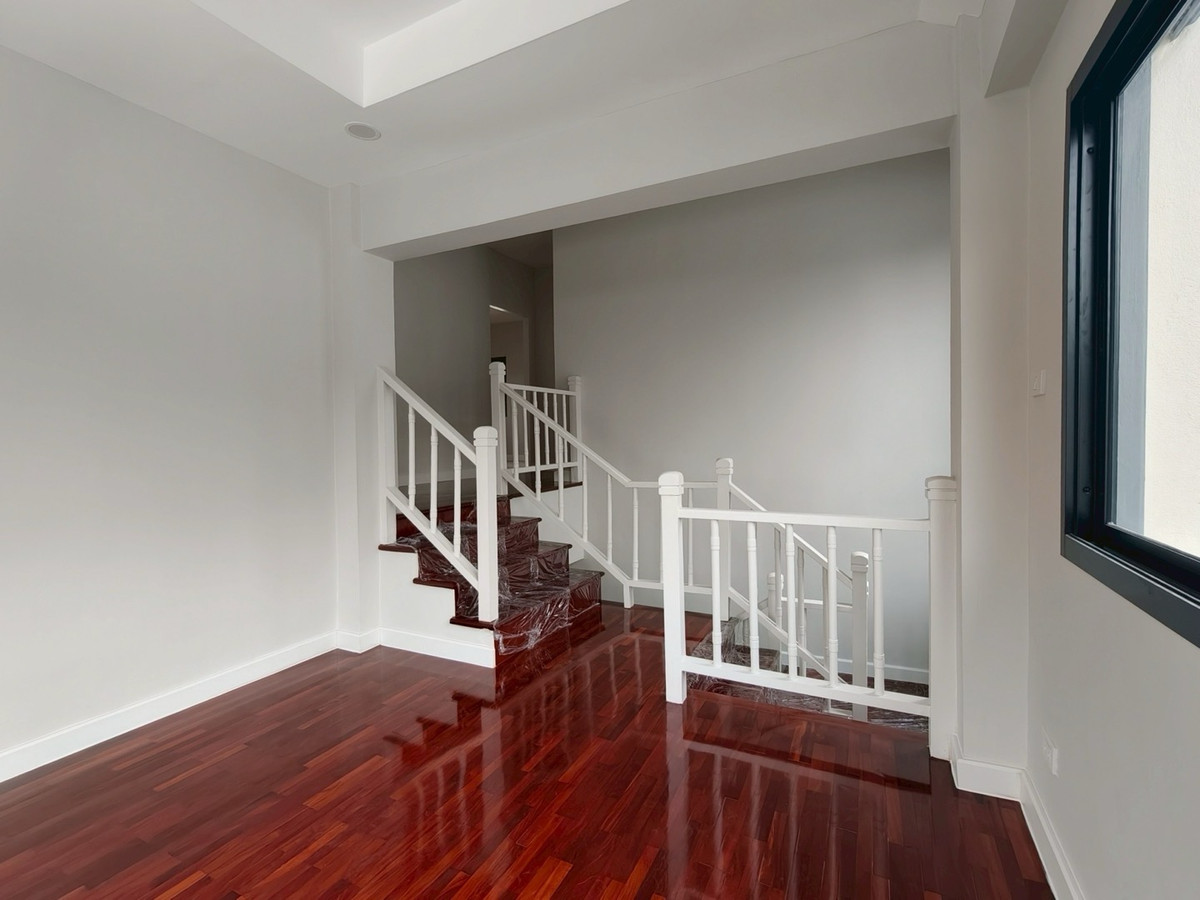 ขายบ้านรัตนาธิเบศร์ สนามบินน้ำ พระนั่งเกล้า : ขายบ้านรีโนเวทใหม่ หมู่บ้านธนาสิริ รัตนาธิเบศร์ บ้านเดี่ยว 2 ชั้น (หลังมุม) ติดถนนรัตนาธิเบศร์ ใกล้รถไฟฟ้าสายสีม่วง สถานีบางรักใหญ่ และทางด่วนศรีรัช สภาพพร้อมเข้าอยู่