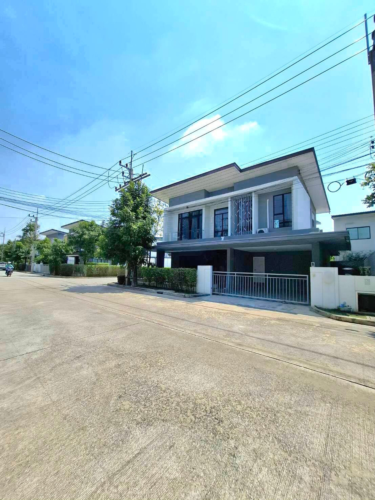 ขายบ้านปทุมธานี รังสิต ธรรมศาสตร์ : บ้านเดี่ยวคุ้มค่าเกินราคา หลังมุม ตกแต่งพร้อมอยู่  ติดถนนเลียบมอเตอร์เวย์ และ BTS ลำลูกกา(ในอนาคต) เดินทางง่ายสะดวกในทุกๆ วัน ที่ อีโค เฮ้าส์ วงแหวน-ลำลูกกา