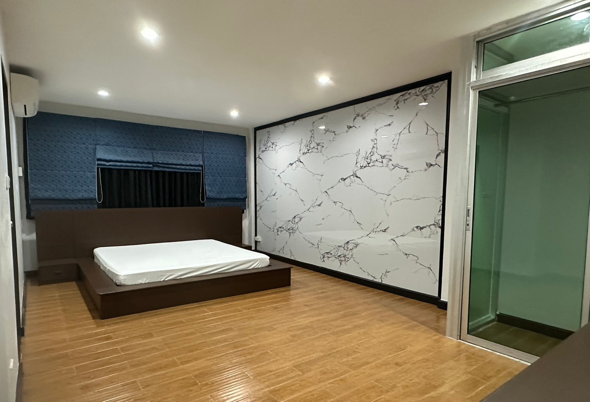 For RentTownhomeSukhumvit, Asoke, Thonglor : (BTS Thonglor, Pet Friendly) Newly Renovated Townhome for Rent – 800 meters to BTS Thong Lo