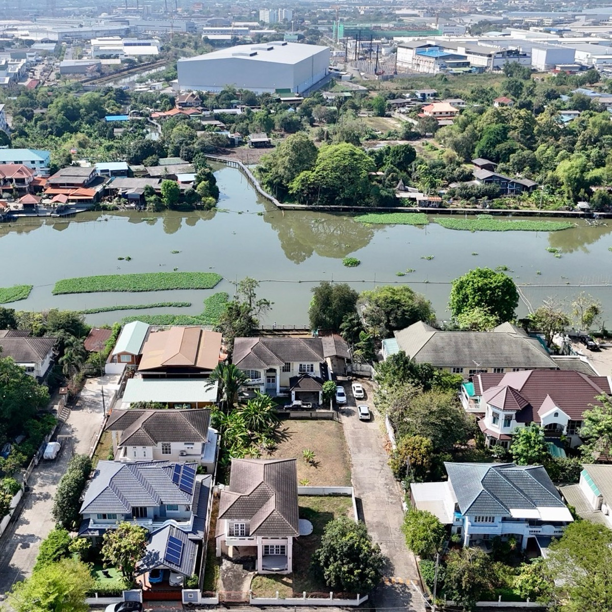 For SaleHousePathum Thani,Rangsit, Thammasat : Single house for sale, Maneerin Lake & Lagoon, Zone B, next to a canal approximately 115 meters wide.