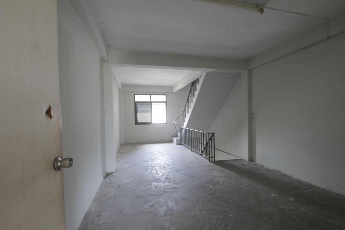 For SaleShop HouseRathburana, Suksawat : Suksawat shophouse, Pracha Uthit, Suksawat 2, Suksawat 64, Pracha Uthit 33, corner room, along the main road in front of the project. Suitable for living, trading, making an office, 3 floors, has a mezzanine, rooftop, near Bhumibol Bridge, price negotiabl