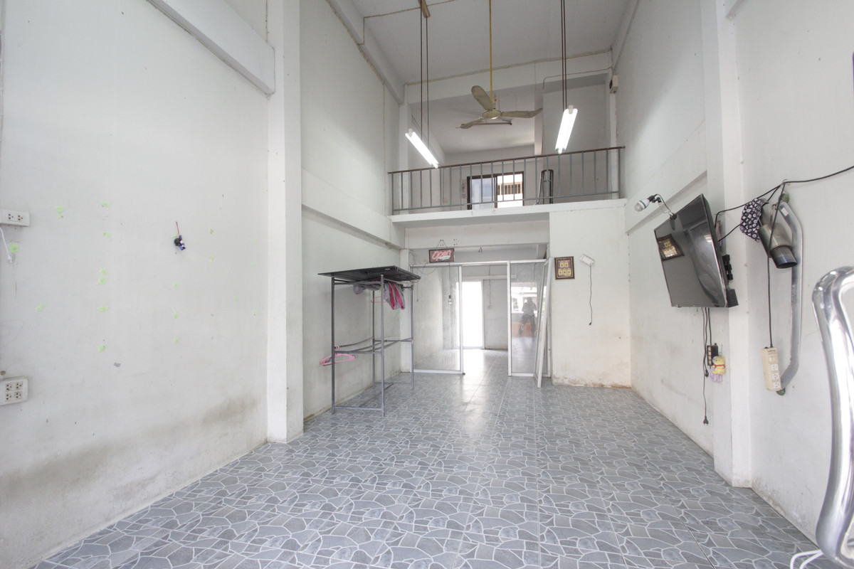 For SaleShop HouseRathburana, Suksawat : Suksawat shophouse, Pracha Uthit, Suksawat 2, Suksawat 64, Pracha Uthit 33, corner room, along the main road in front of the project. Suitable for living, trading, making an office, 3 floors, has a mezzanine, rooftop, near Bhumibol Bridge, price negotiabl