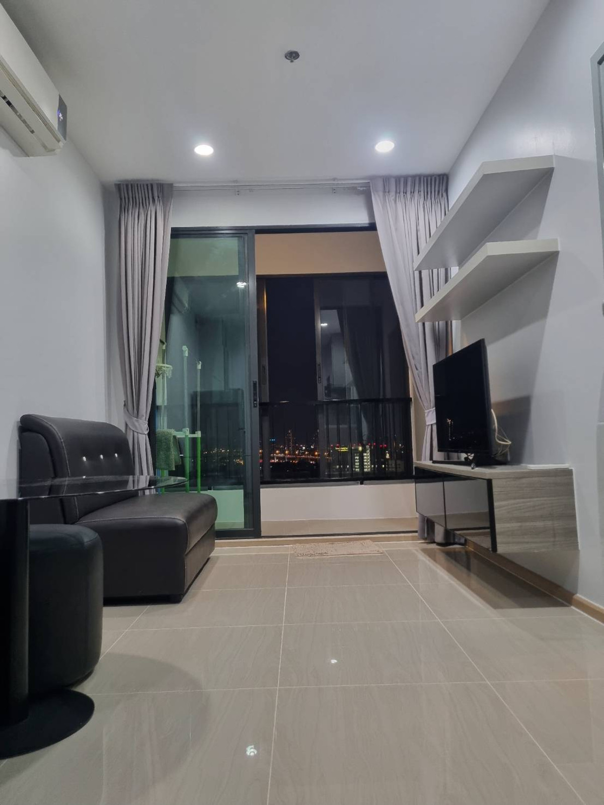 For RentCondoThaphra, Talat Phlu, Wutthakat : Ideo Sathorn Thapra, back side, open view. Newly renovated room Vacant and ready to rent!