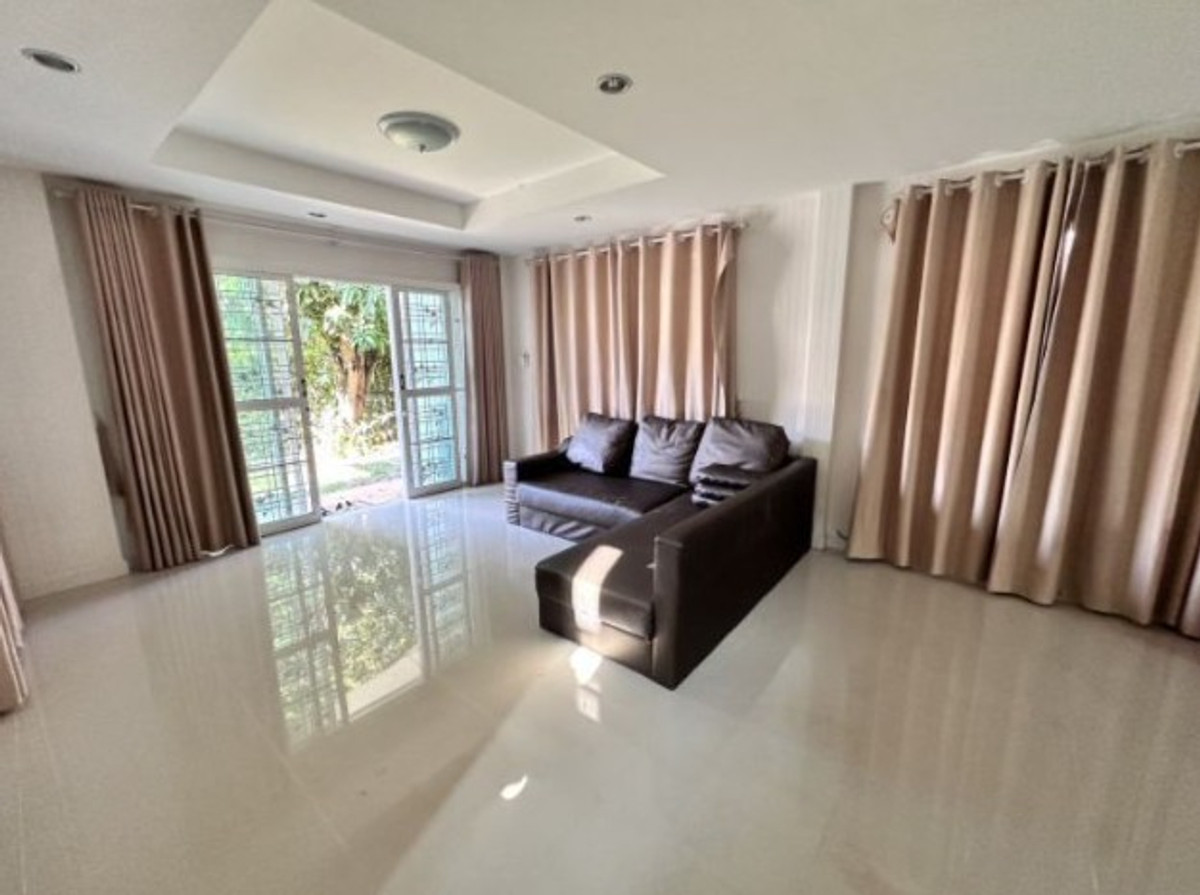 ให้เช่าบ้านปทุมธานี รังสิต ธรรมศาสตร์ : บ้าน 2ชั้น ติดสนามกอล์ฟ ฟลอร่าวิลล์ จอดรถได้2คัน 3ห้องนอน 3ห้องน้ำ แอร์3ตัว