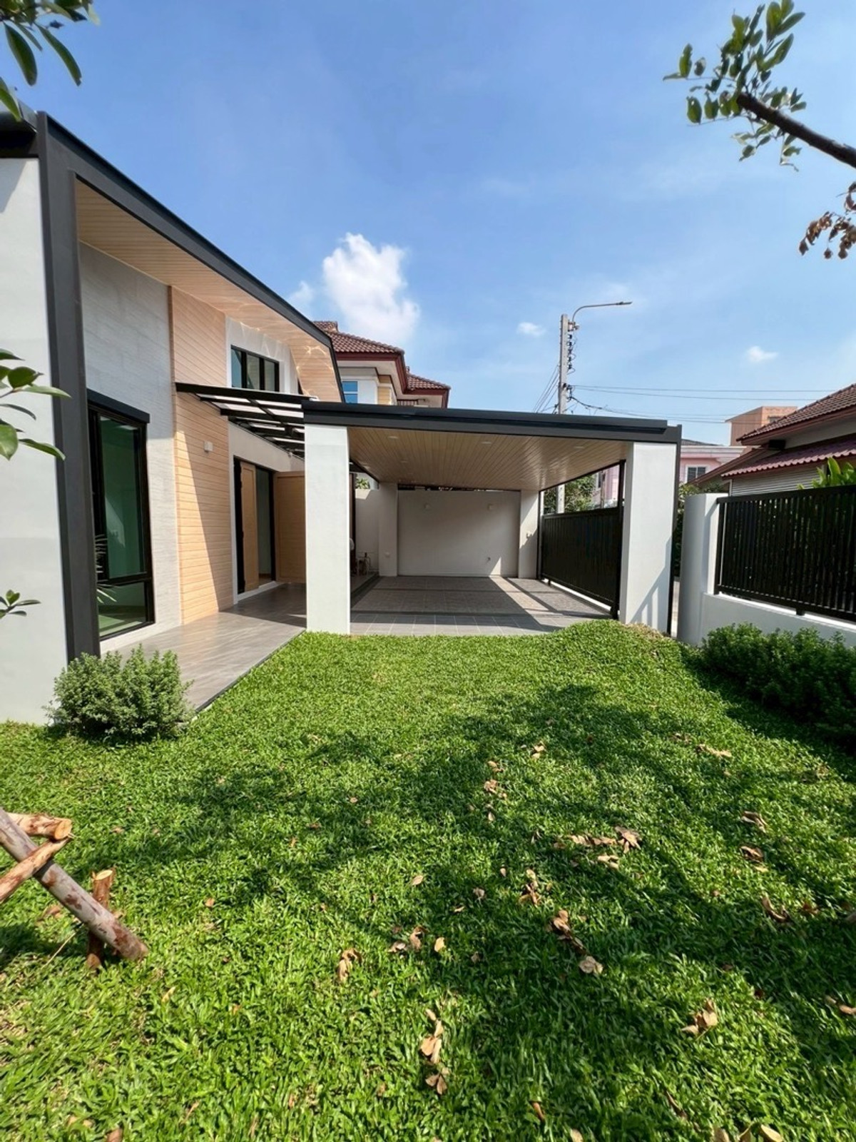 For SaleHouseKaset Nawamin,Ladplakao : Single house for sale, large area, city location, can enter and exit in many ways. Kaset-Nawamin location Soi Prasertmanukit 46