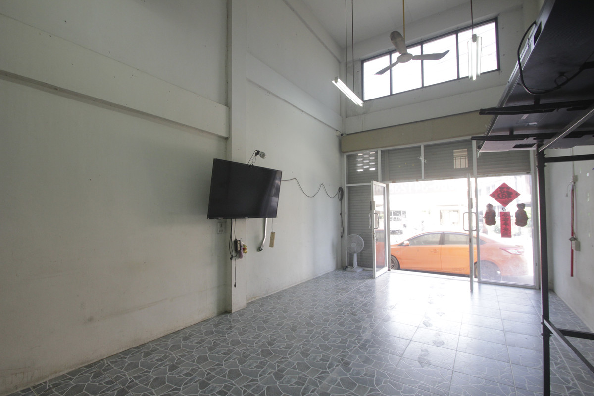 For SaleShop HouseRathburana, Suksawat : Suksawat shophouse, Pracha Uthit, Suksawat 2, Suksawat 64, Pracha Uthit 33, corner room, along the main road in front of the project. Suitable for living, trading, making an office, 3 floors, has a mezzanine, rooftop, near Bhumibol Bridge, price negotiabl