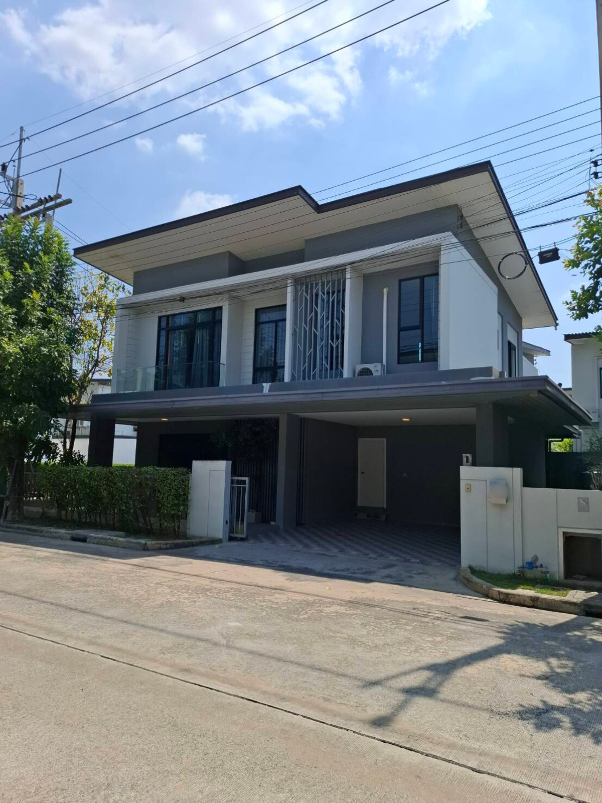 ขายบ้านปทุมธานี รังสิต ธรรมศาสตร์ : บ้านเดี่ยวคุ้มค่าเกินราคา หลังมุม ตกแต่งพร้อมอยู่  ติดถนนเลียบมอเตอร์เวย์ และ BTS ลำลูกกา(ในอนาคต) เดินทางง่ายสะดวกในทุกๆ วัน ที่ อีโค เฮ้าส์ วงแหวน-ลำลูกกา