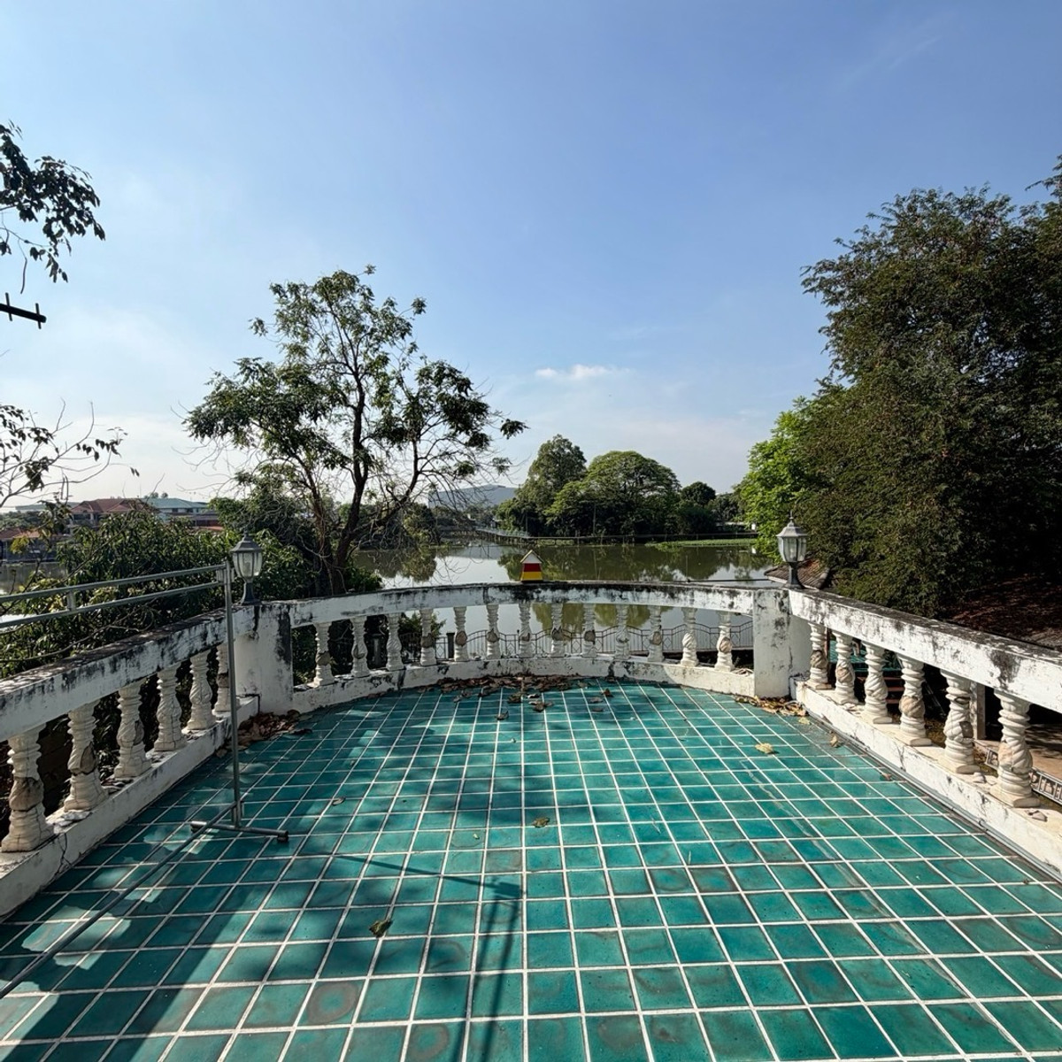 For SaleHousePathum Thani,Rangsit, Thammasat : Single house for sale, Maneerin Lake & Lagoon, Zone B, next to a canal approximately 115 meters wide.