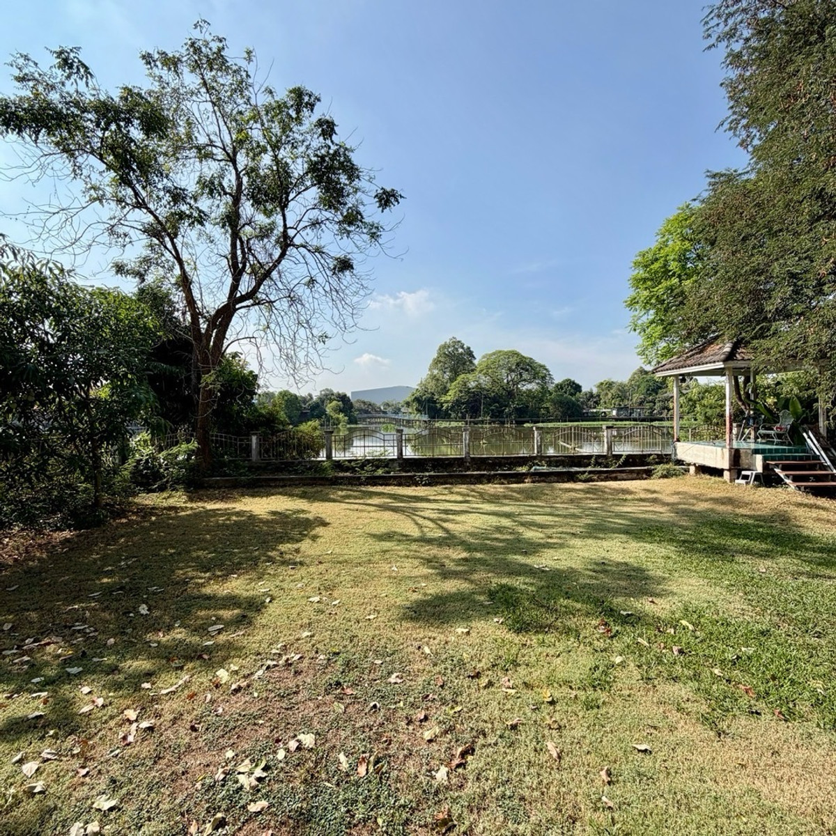 For SaleHousePathum Thani,Rangsit, Thammasat : Single house for sale, Maneerin Lake & Lagoon, Zone B, next to a canal approximately 115 meters wide.